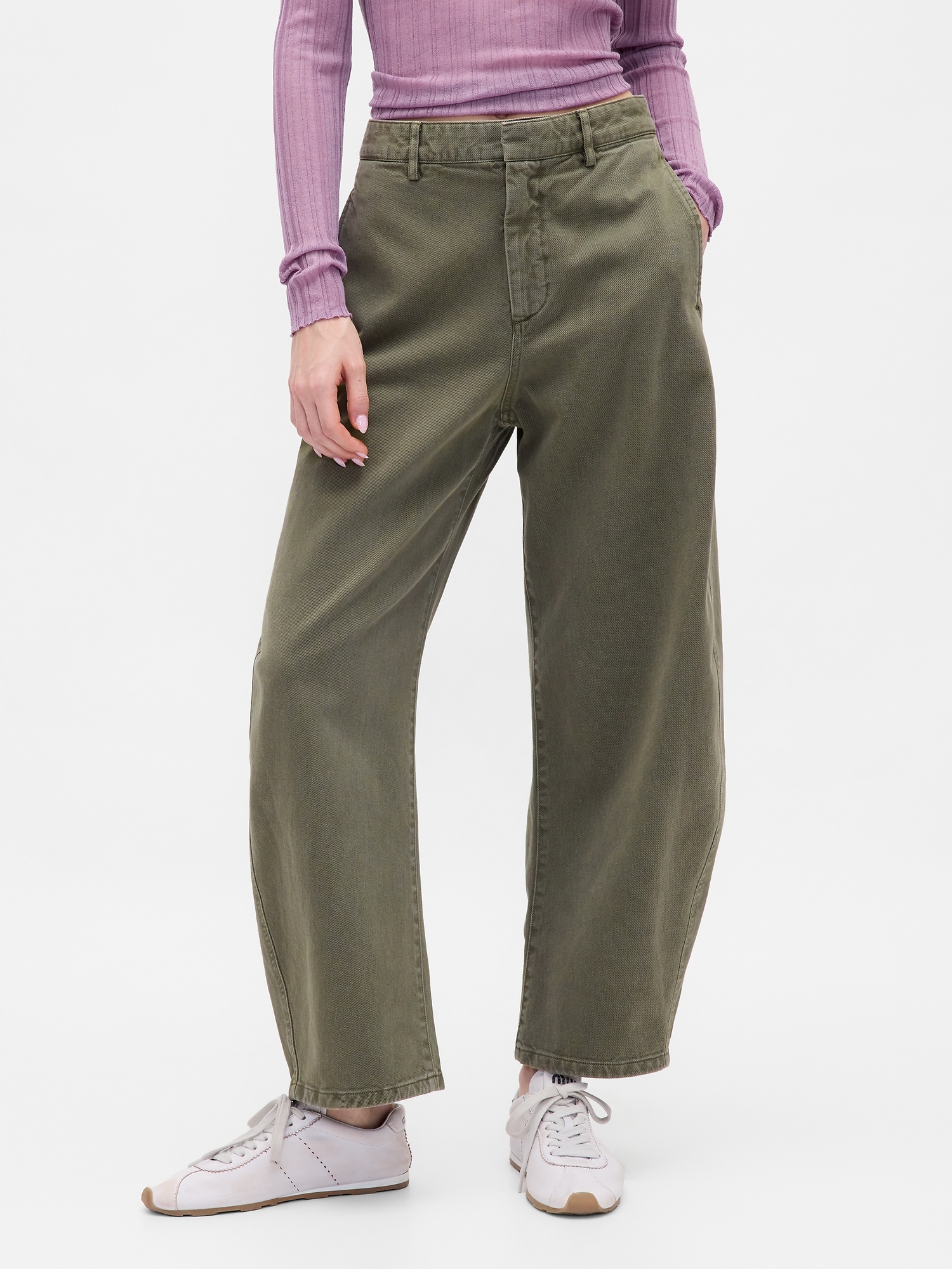 Женские брюки Gap Mid Rise Twill Barrel, цвет: Чёрный мох зелёный — фото 2