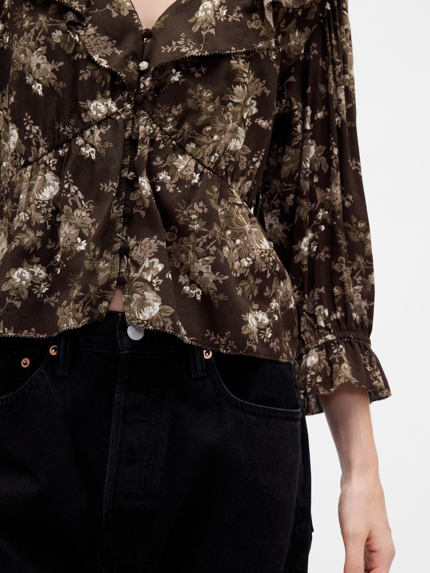 Женский топ Gap Ruffle Collar V-Neck Top, цвет: Коричневый с принтом — фото 3