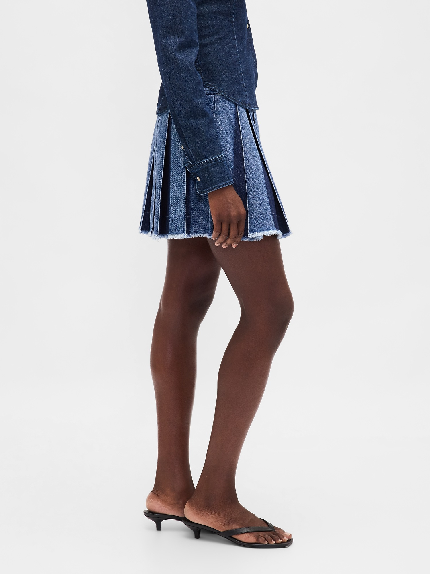 Женские юбки Gap Pleated Denim Mini Skirt — фото 3