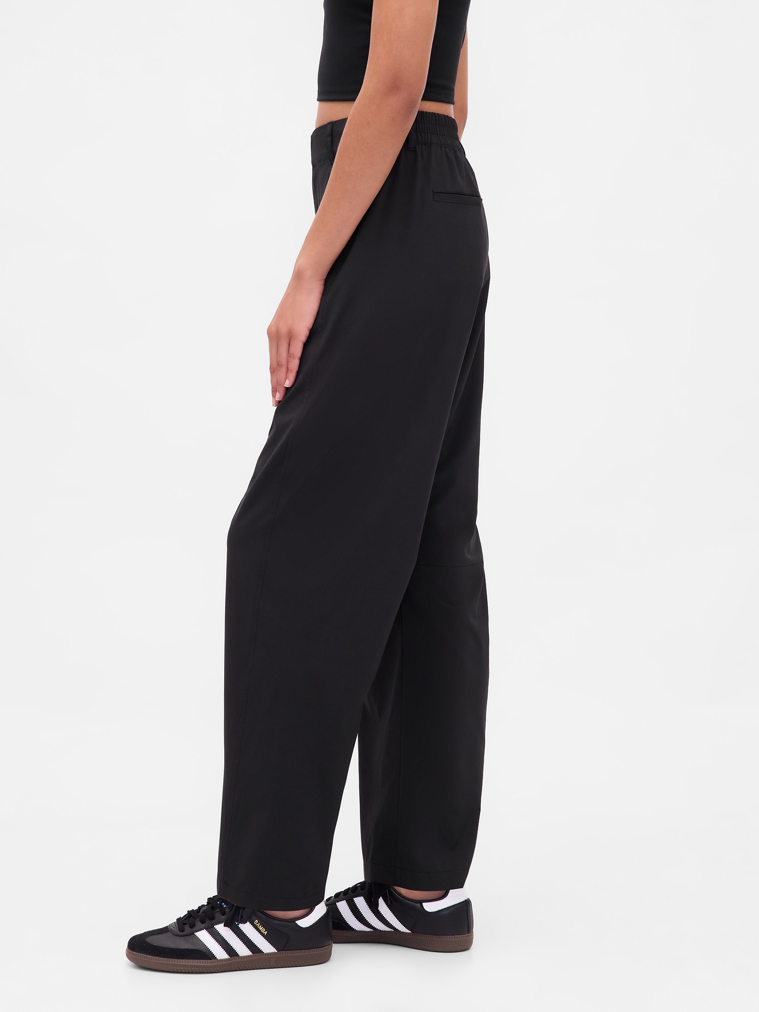 Женские брюки Gap GapFit Tech High Rise Barrel Trousers, цвет: Насыщенный чёрный — фото 3