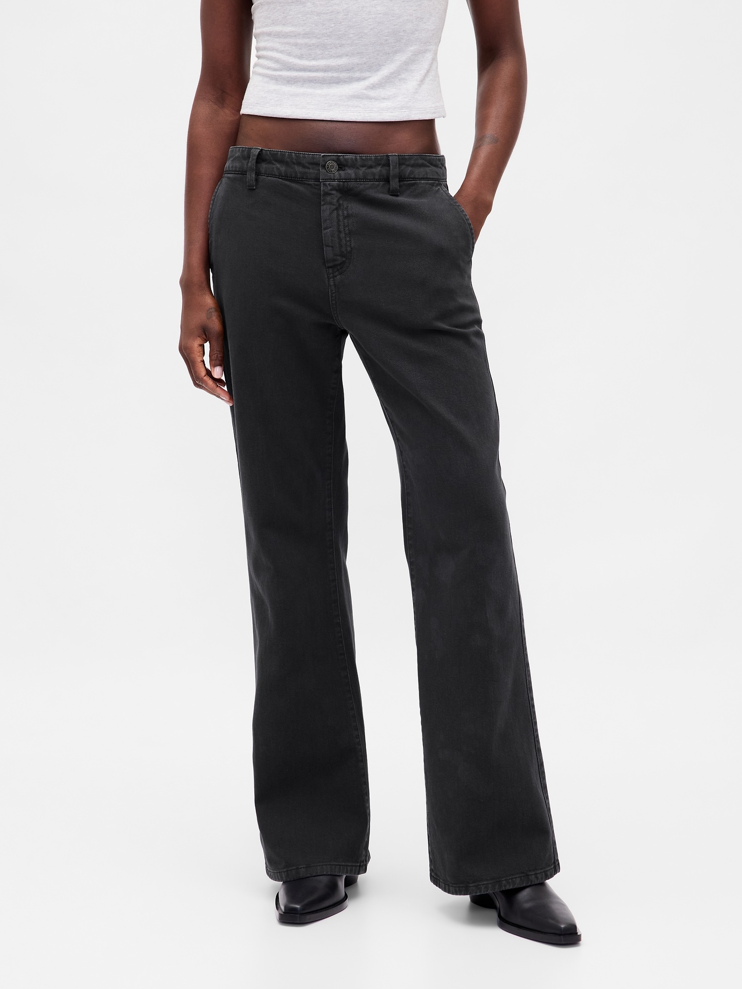 Женские брюки Gap Low Rise Relaxed Flare Khakis, цвет: Чёрный — фото 2