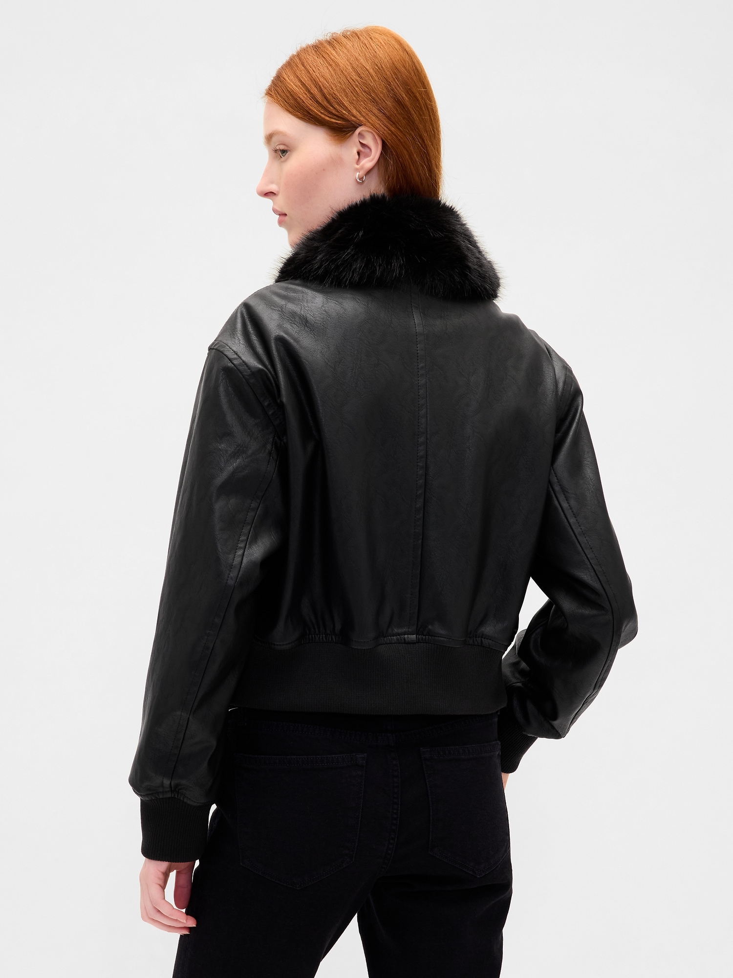 Женская куртка Gap Vegan Leather Bomber, цвет: Чёрный — фото 3
