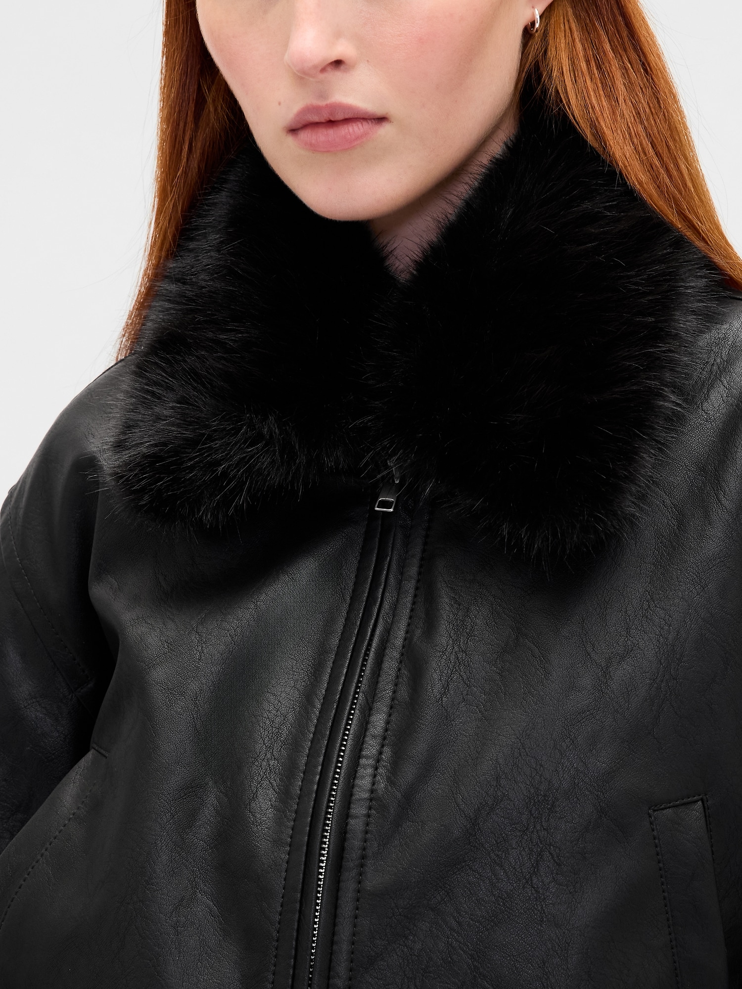 Женская куртка Gap Vegan Leather Bomber, цвет: Чёрный — фото 4
