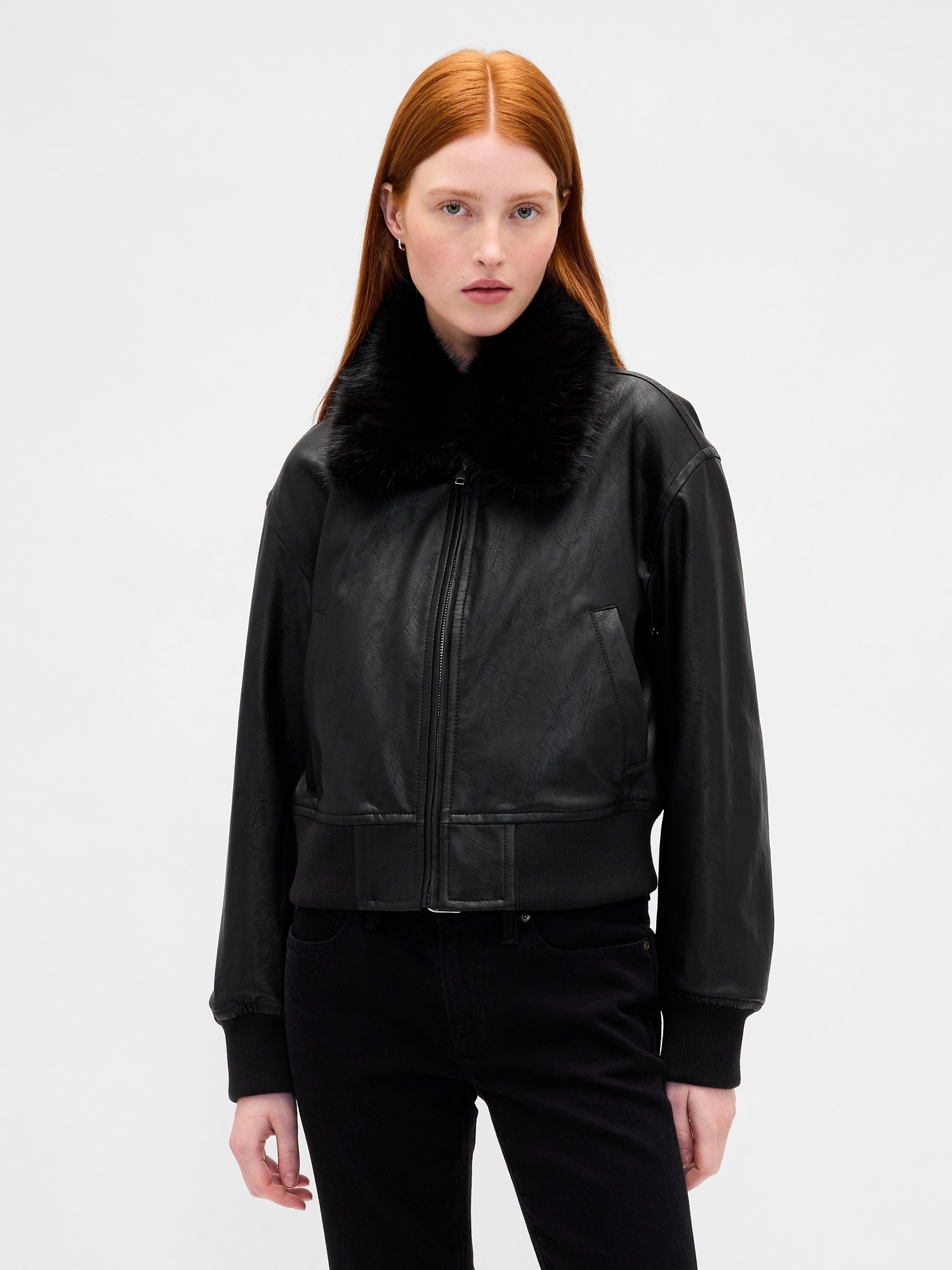 Женская куртка Gap Vegan Leather Bomber, цвет: Чёрный