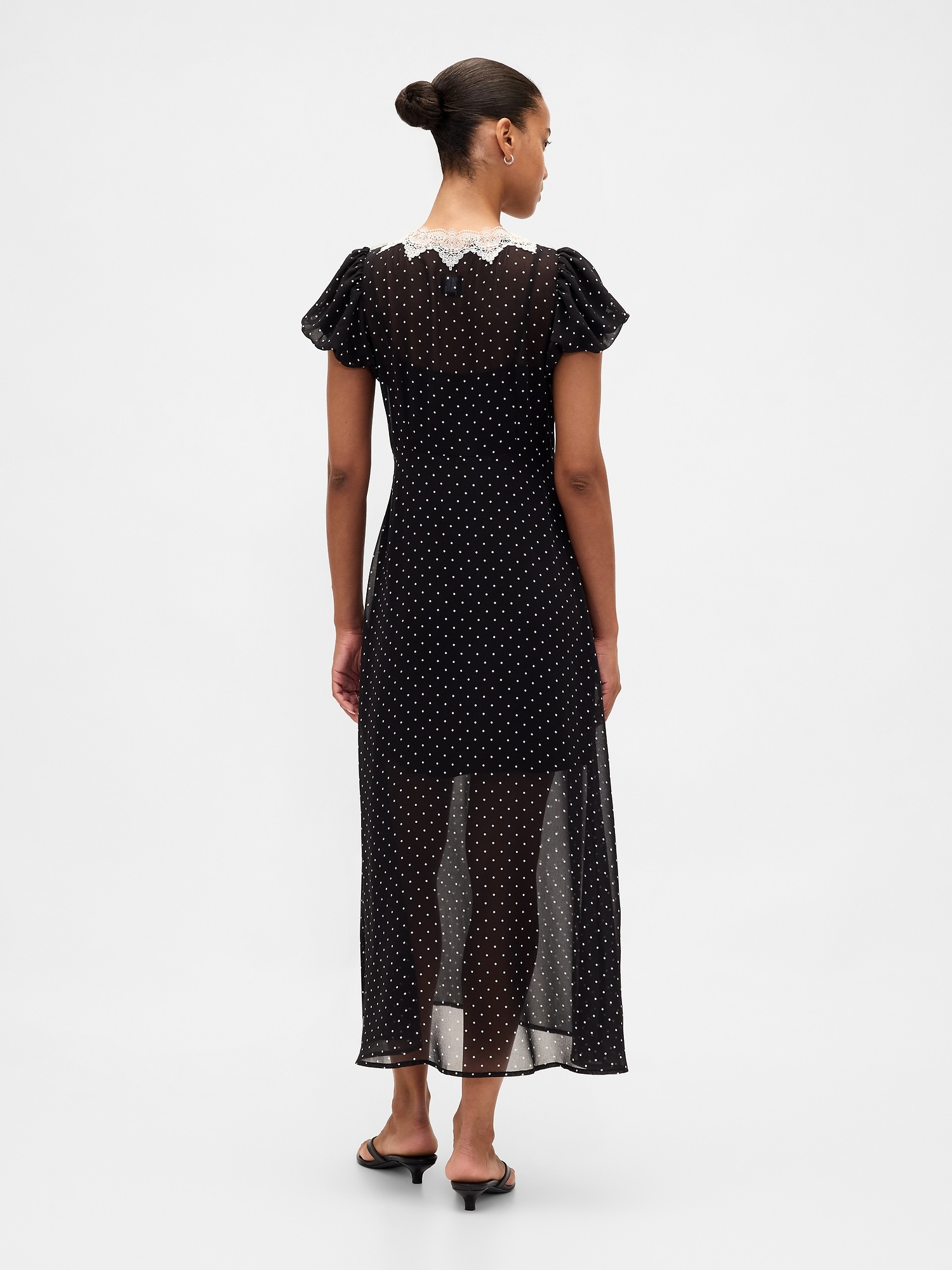 Женское платье Gap Lace-Trim V-Neck Maxi, цвет: Чёрный в горошек — фото 2
