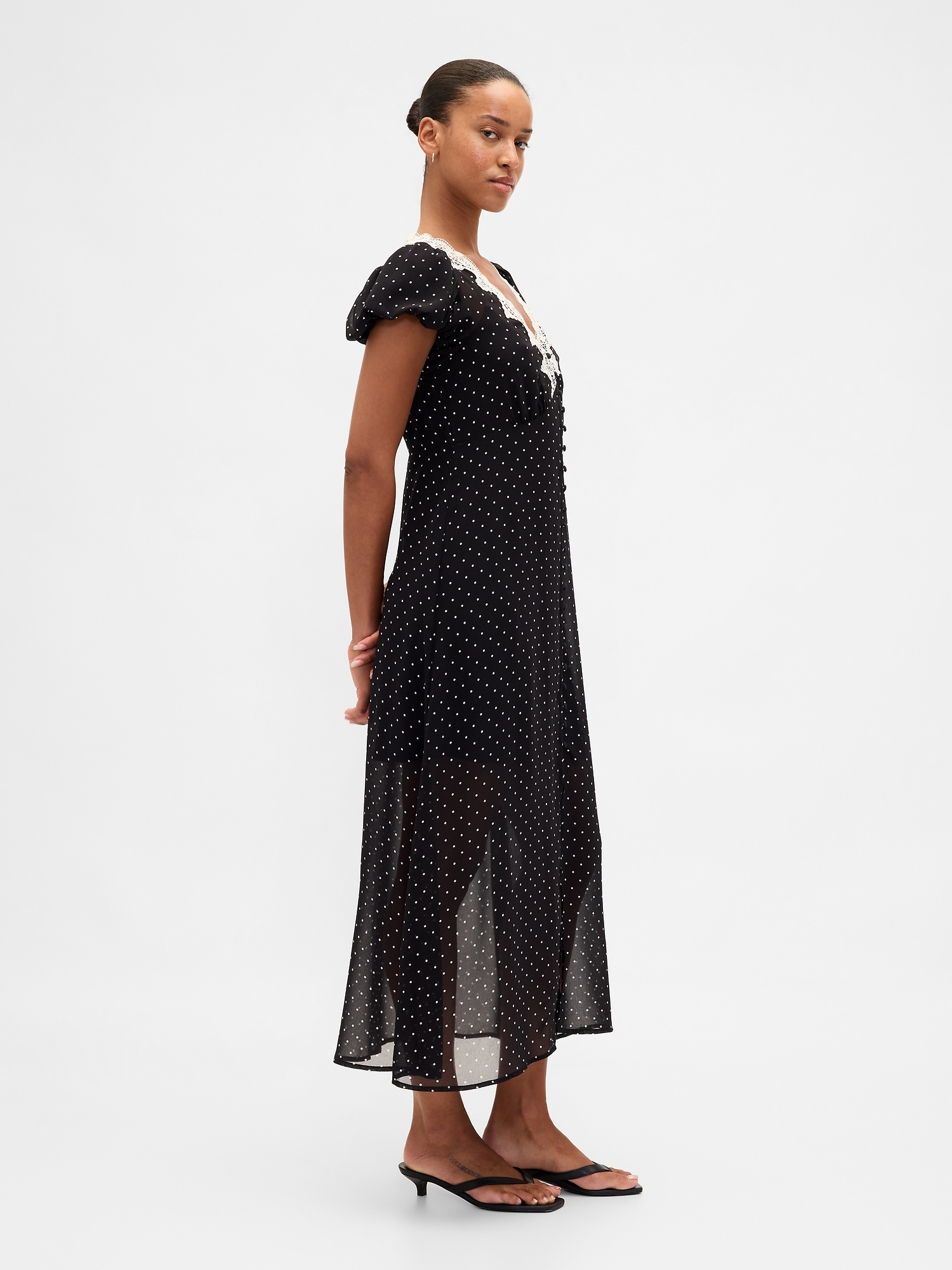 Женское платье Gap Lace-Trim V-Neck Maxi, цвет: Чёрный в горошек — фото 3