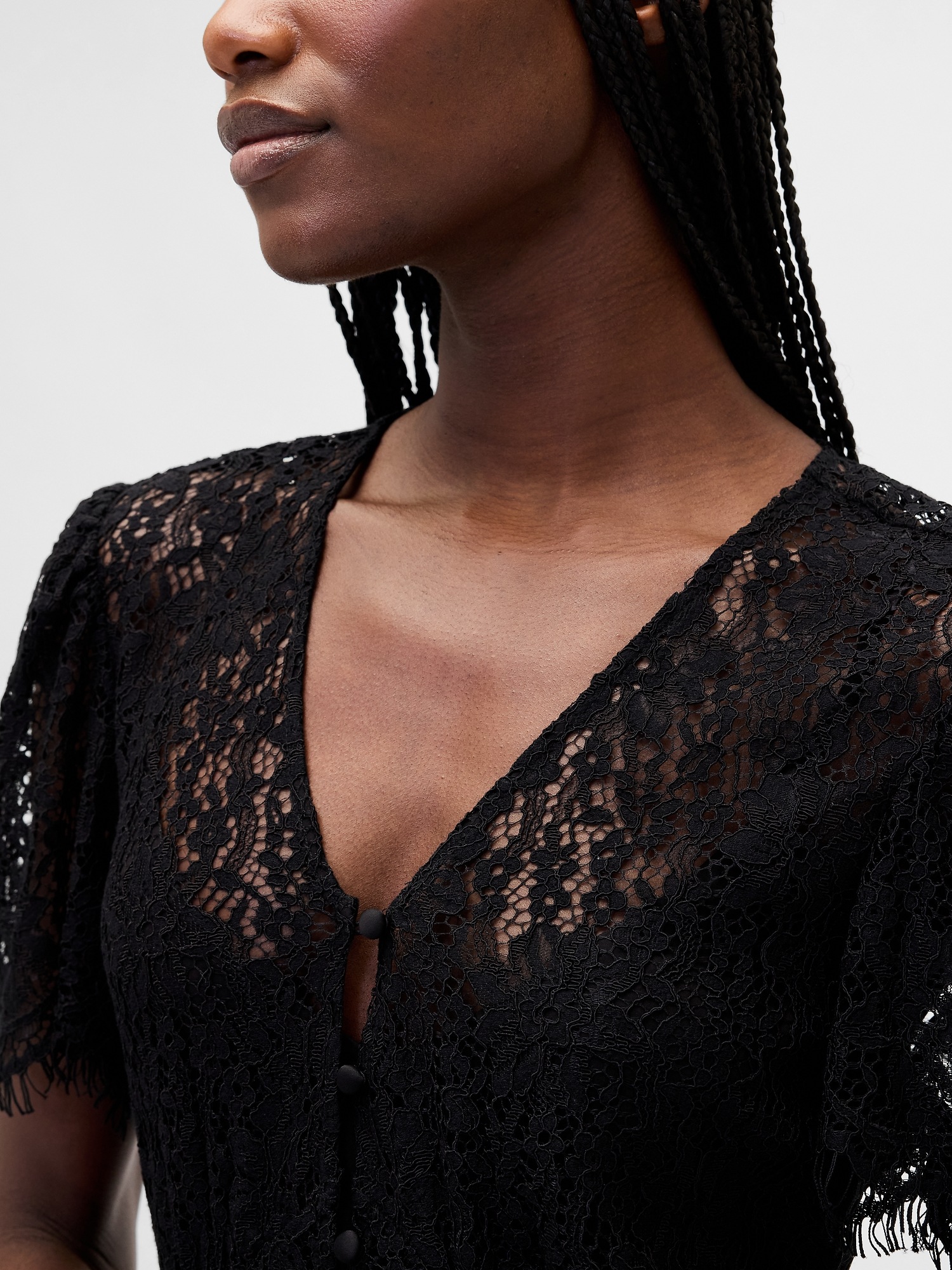 Женское платье Gap Lace V-Neck Midi, цвет: Насыщенный чёрный — фото 4
