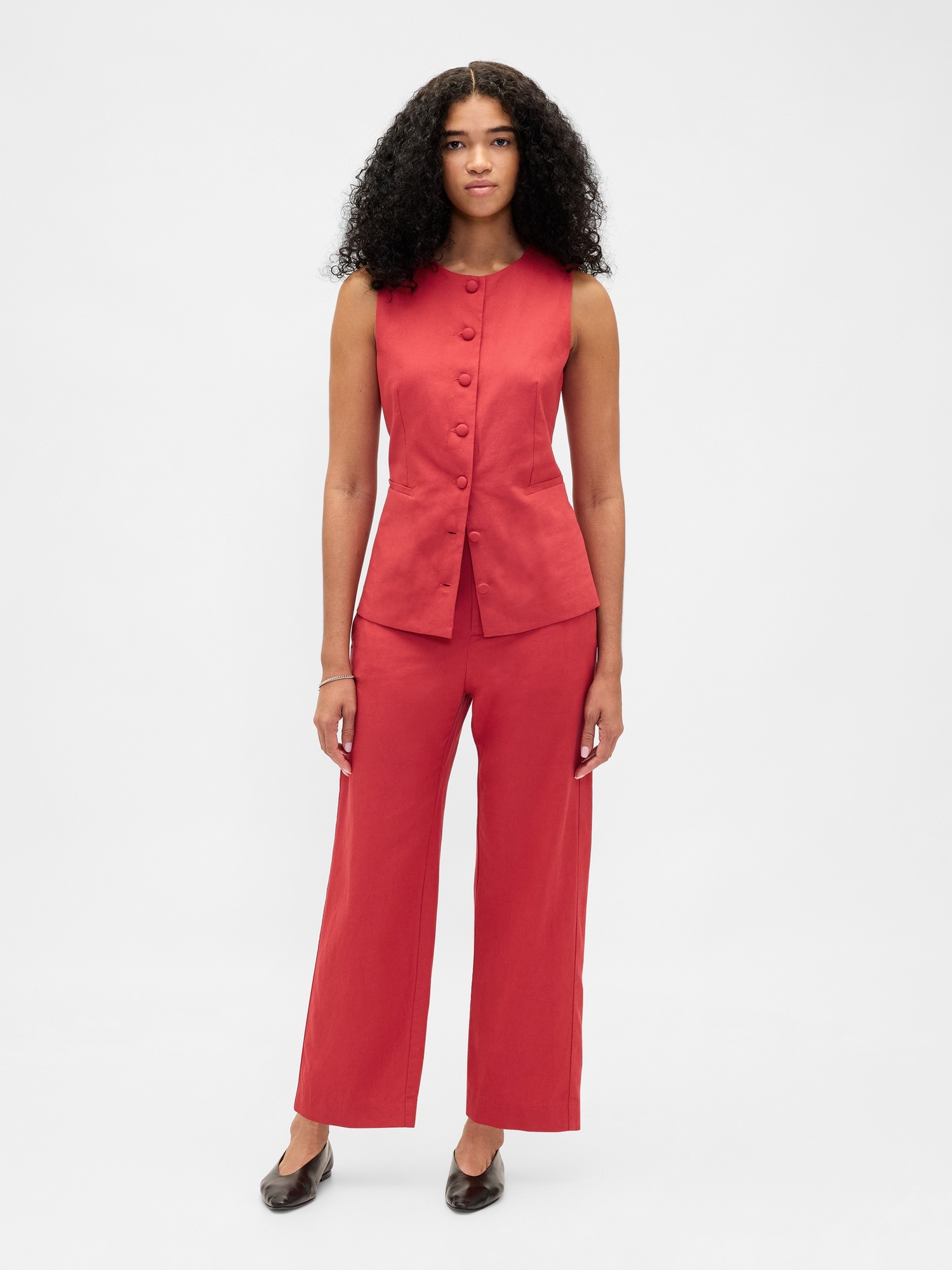 Женский жилет Gap Linen-Blend Tie-Back Longline Vest, цвет: Потёртый красный — фото 2