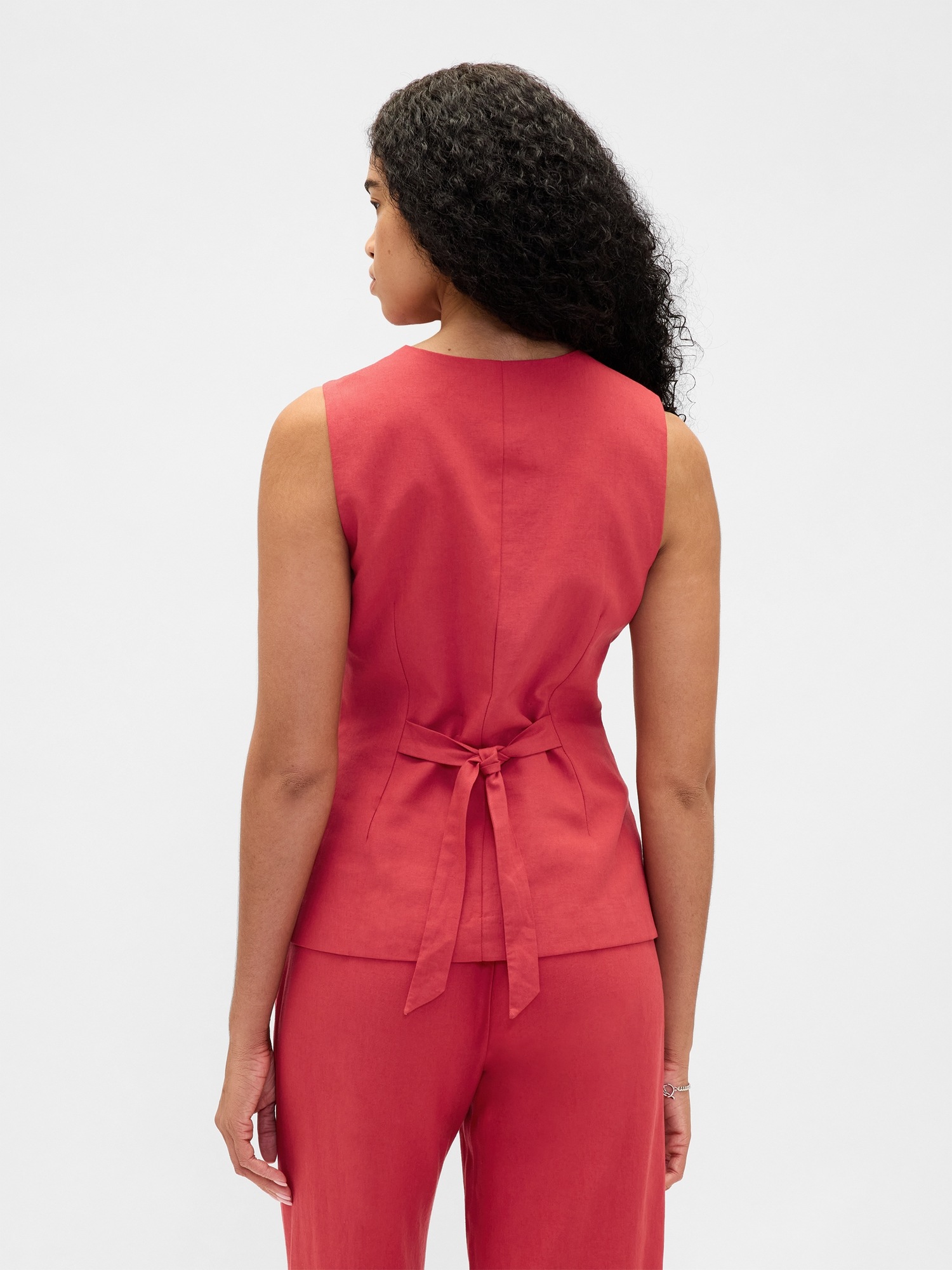 Женский жилет Gap Linen-Blend Tie-Back Longline Vest, цвет: Потёртый красный — фото 3