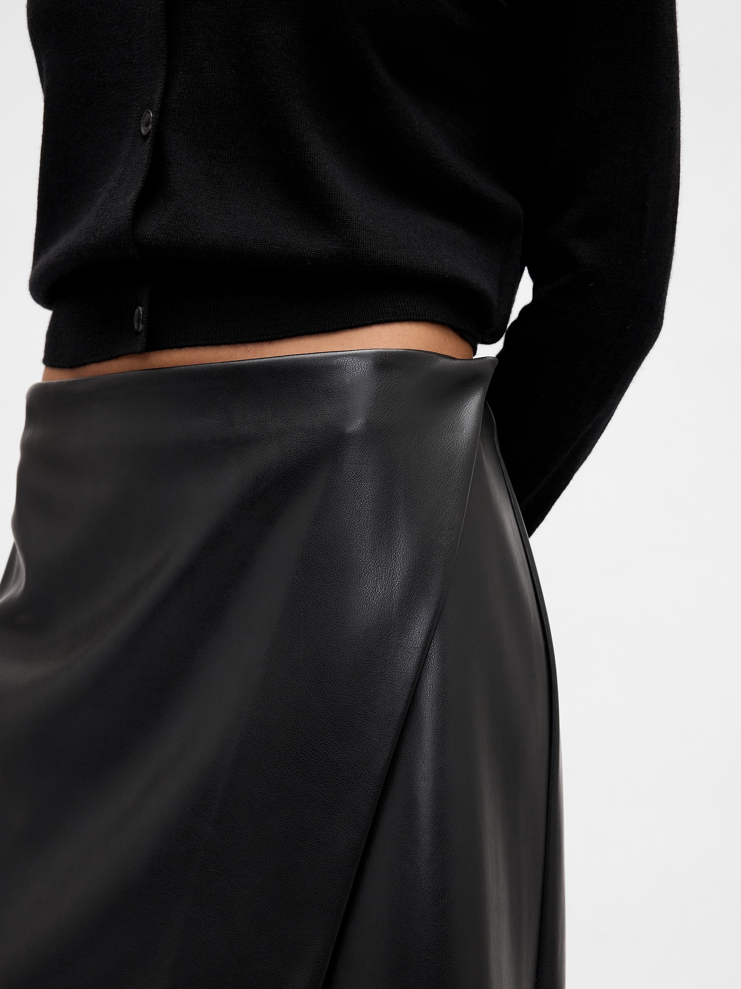 Женские юбки Gap Recycled Vegan Leather Midi Wrap Skirt — фото 4