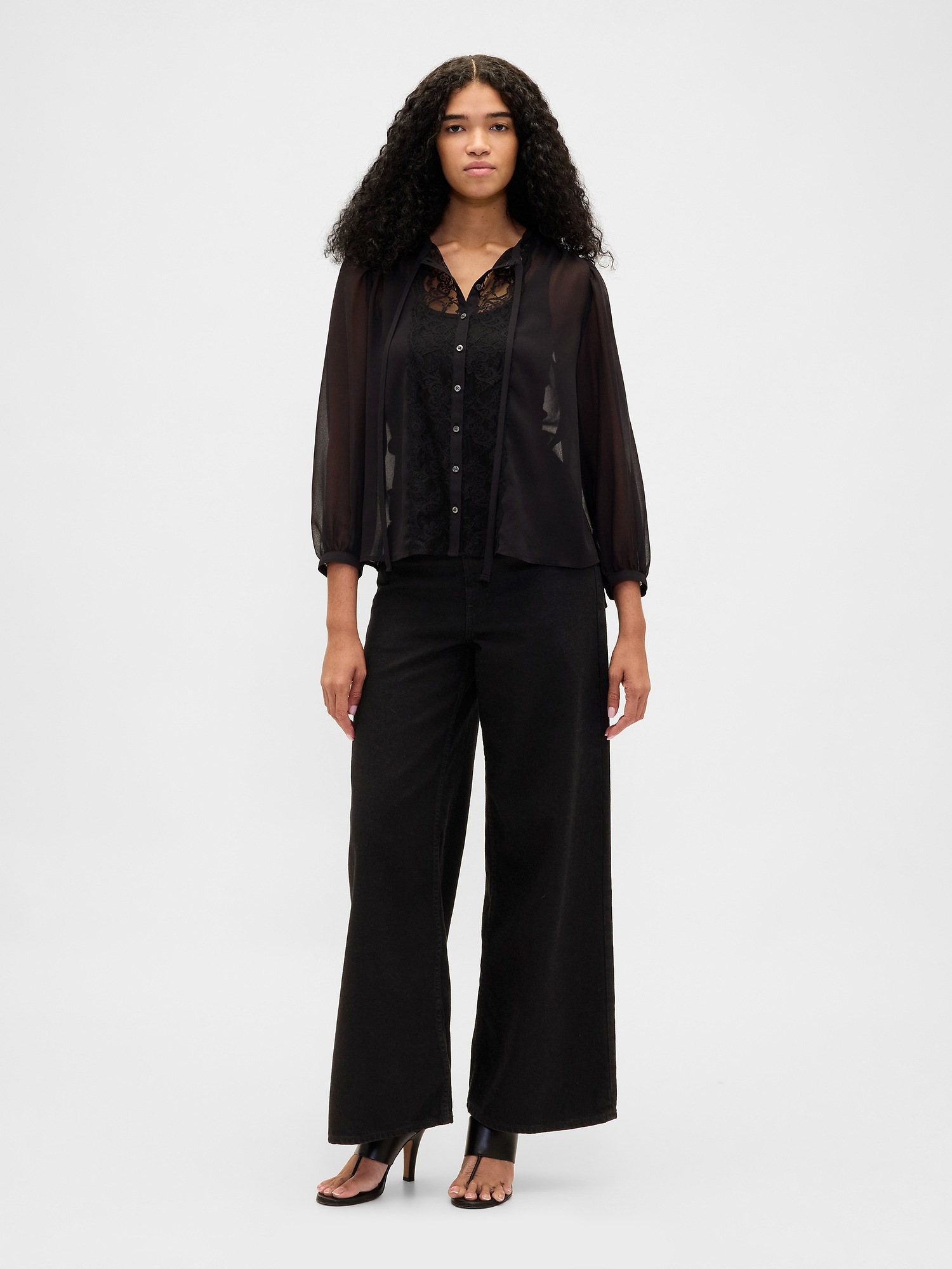 Женский топ Gap Sheer Recycled Lace Inset Tie-Neck Top, цвет: Насыщенный чёрный — фото 2