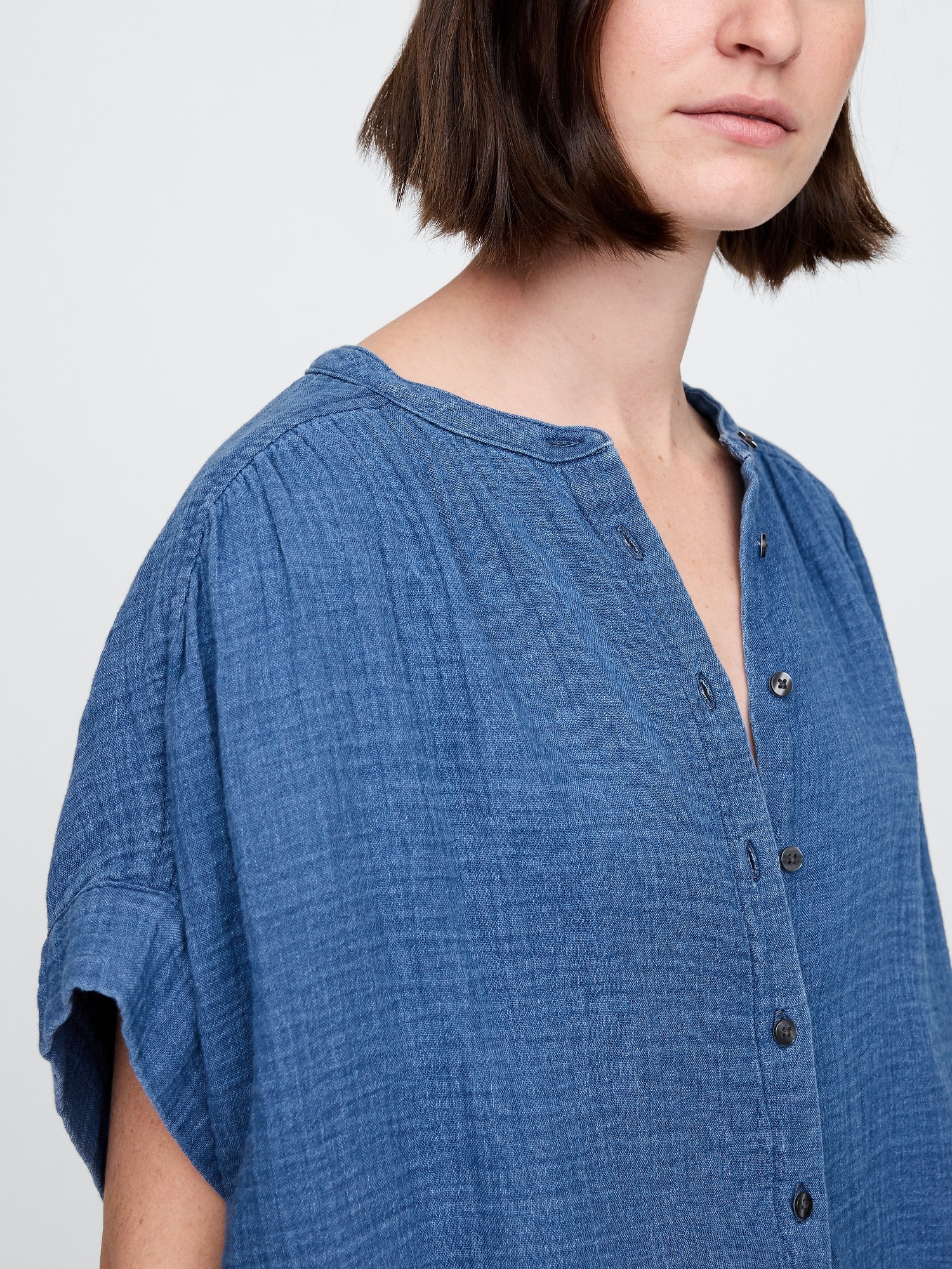 Женская рубашка Gap Cotton Gauze Denim Shirt, цвет: Средняя варка — фото 5