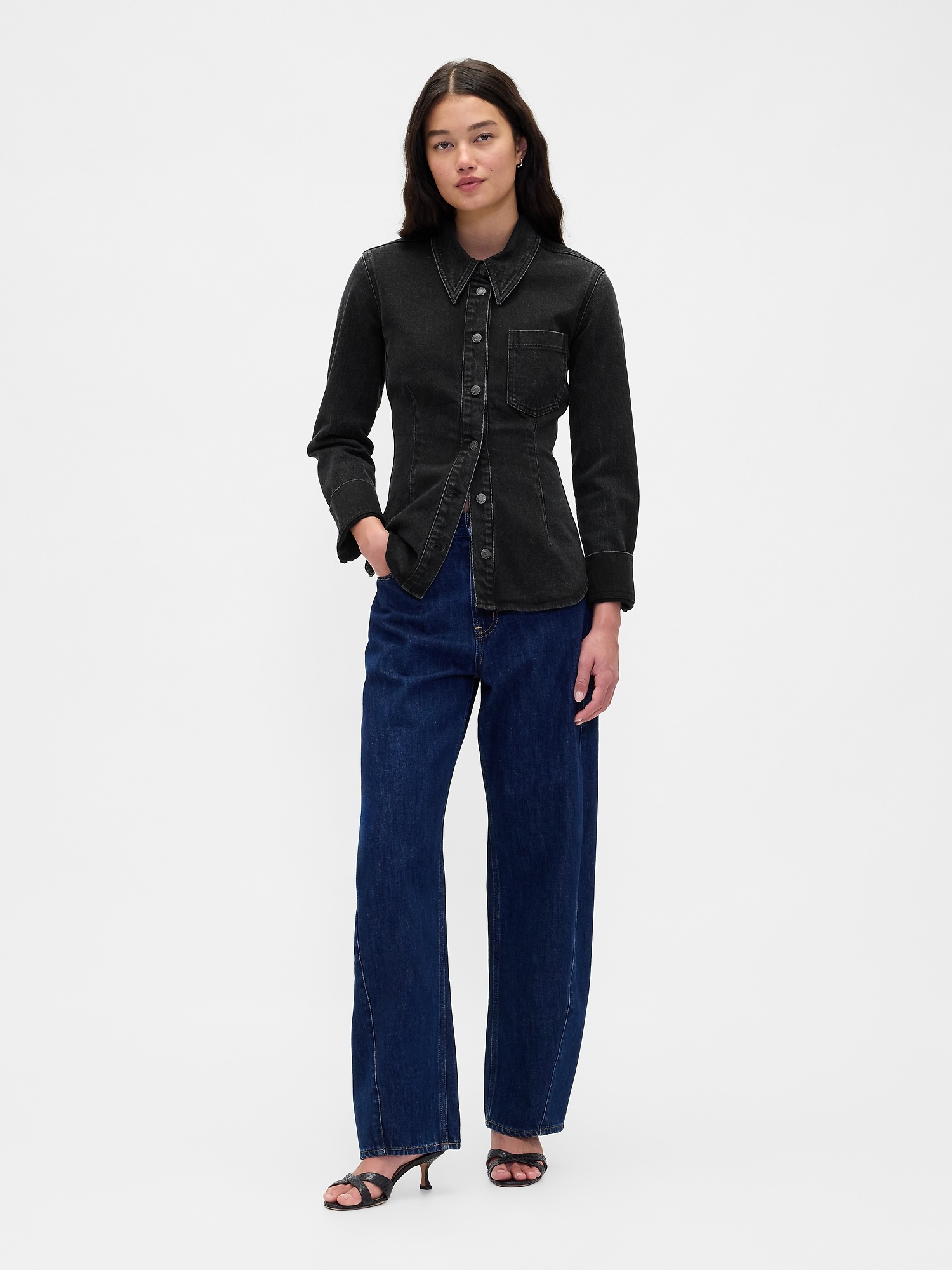 Женская рубашка Gap Cinched Denim Shirt, цвет: Чёрный варёный — фото 2