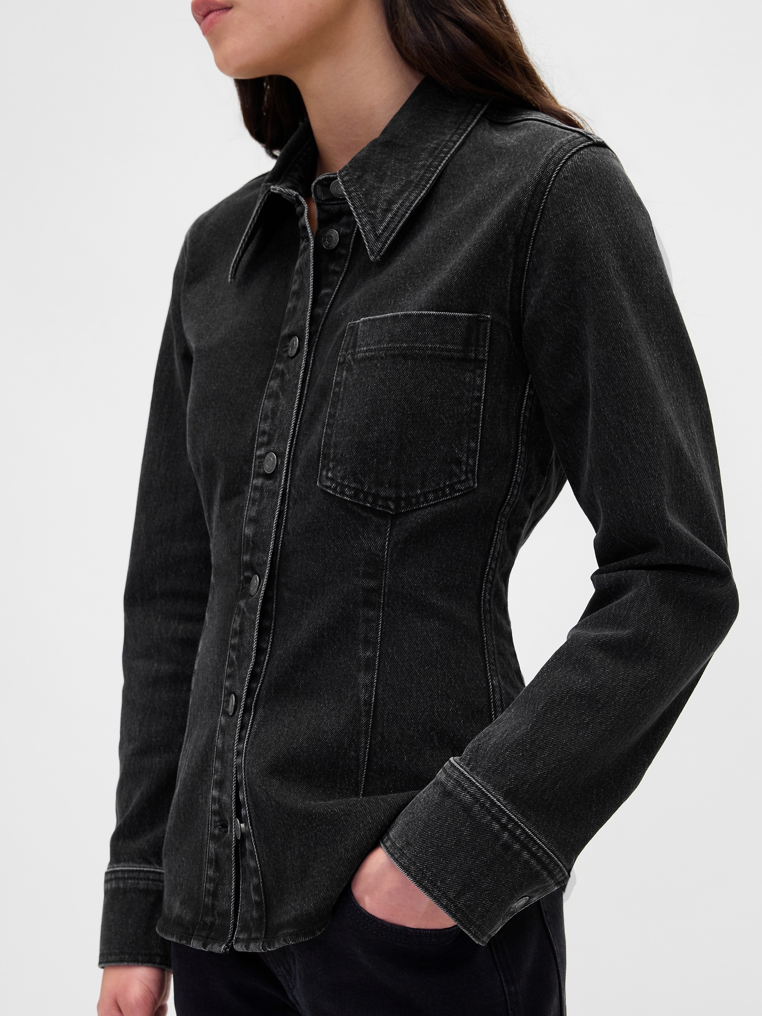 Женская рубашка Gap Cinched Denim Shirt, цвет: Чёрный варёный — фото 3