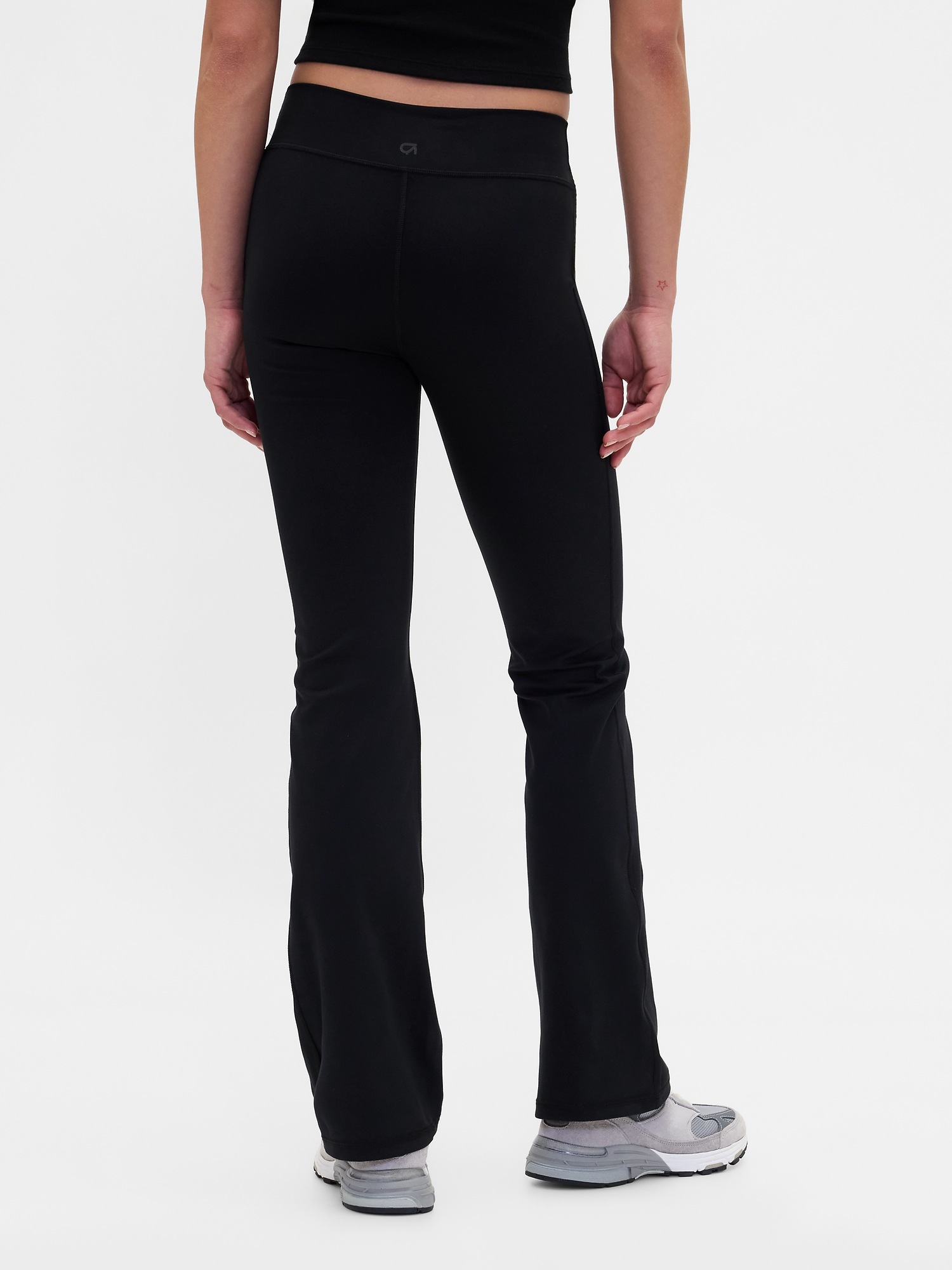 Женские леггинсы Gap GapFit Mid Rise Power Boot, цвет: Чёрный — фото 3
