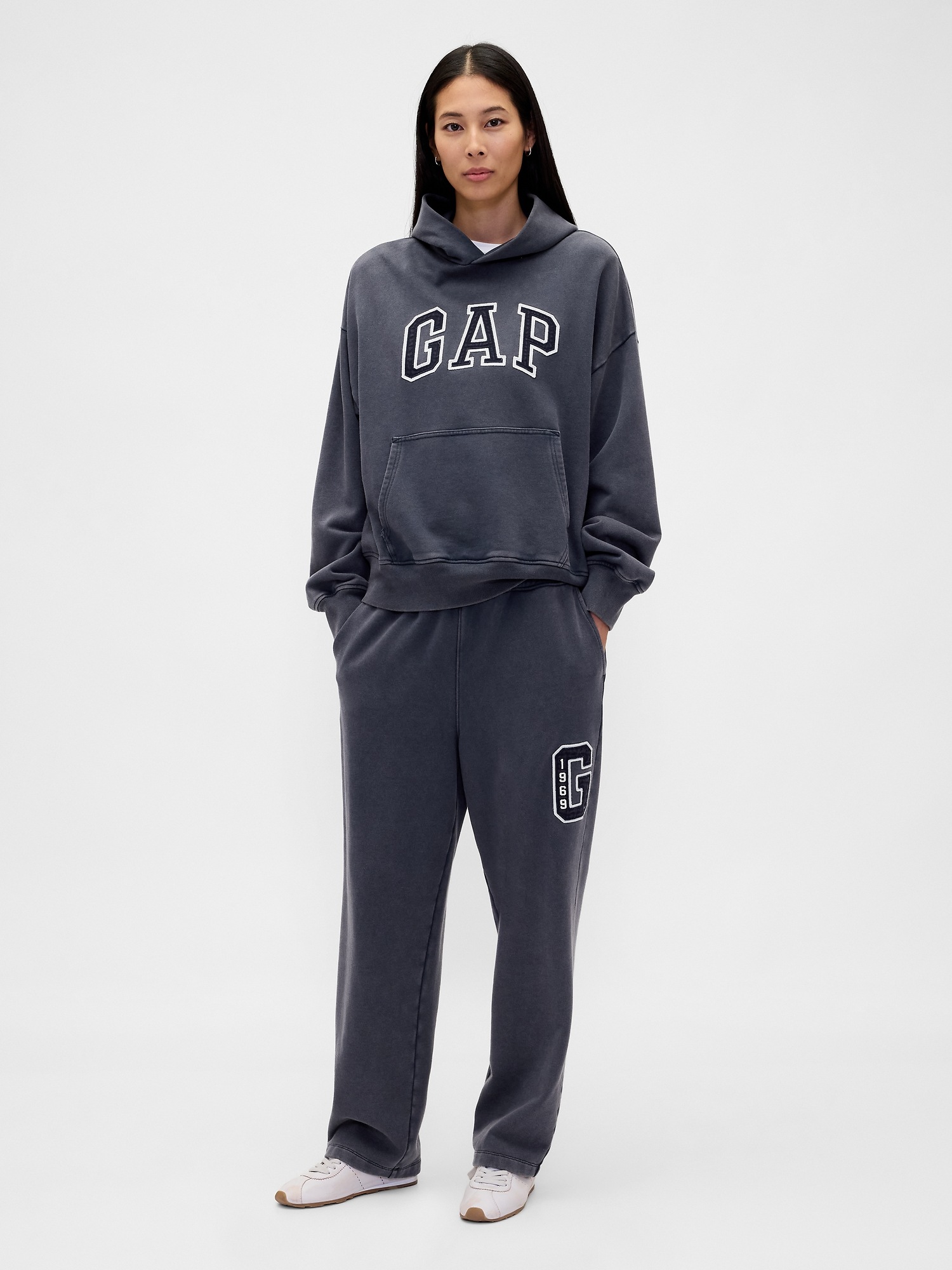 Мужские брюки Gap Adult Heavyweight Relaxed Logo Sweatpants — фото 4