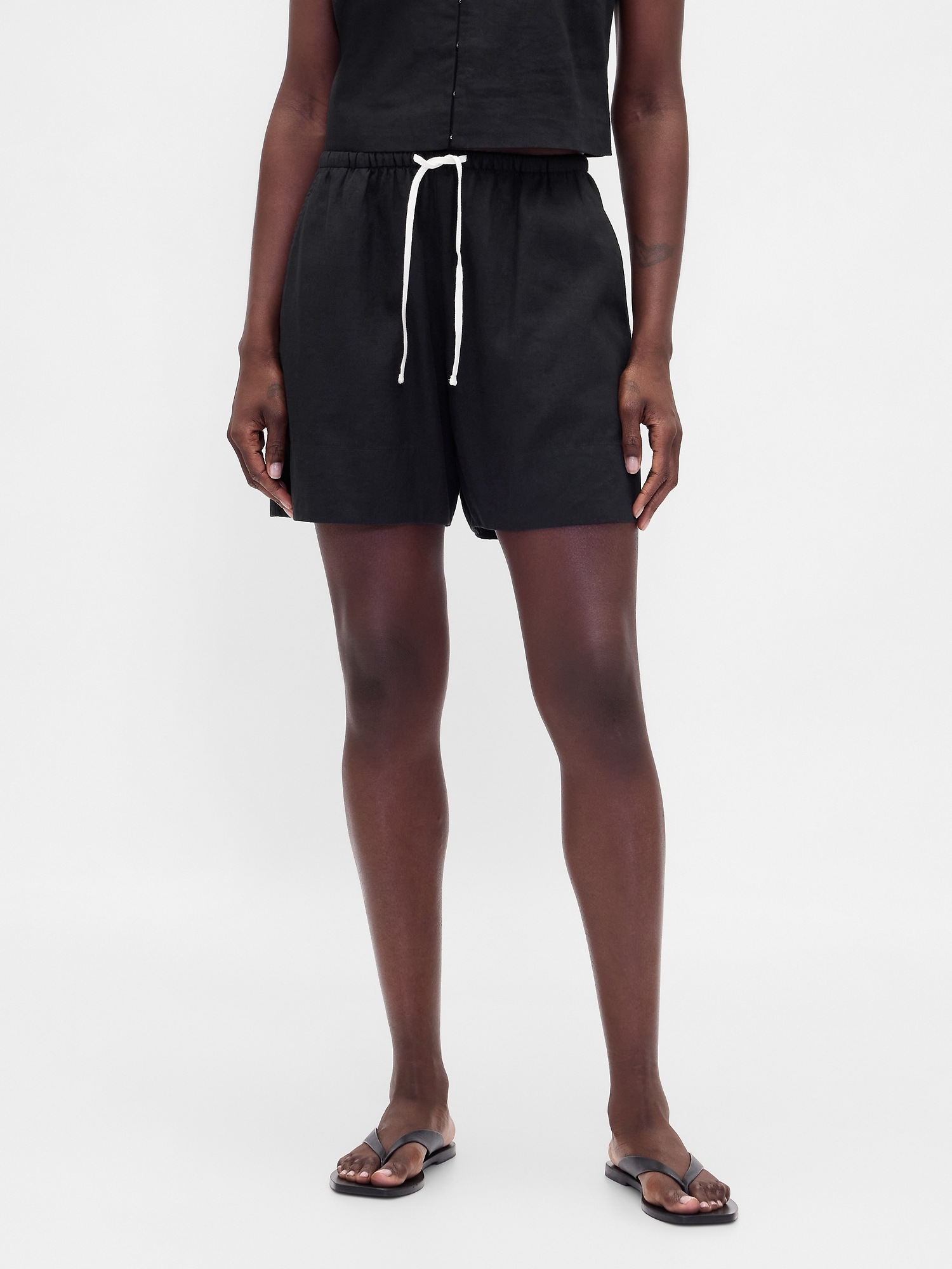 Женские шорты Gap 6" Linen-Blend Easy, цвет: Чёрный — фото 2