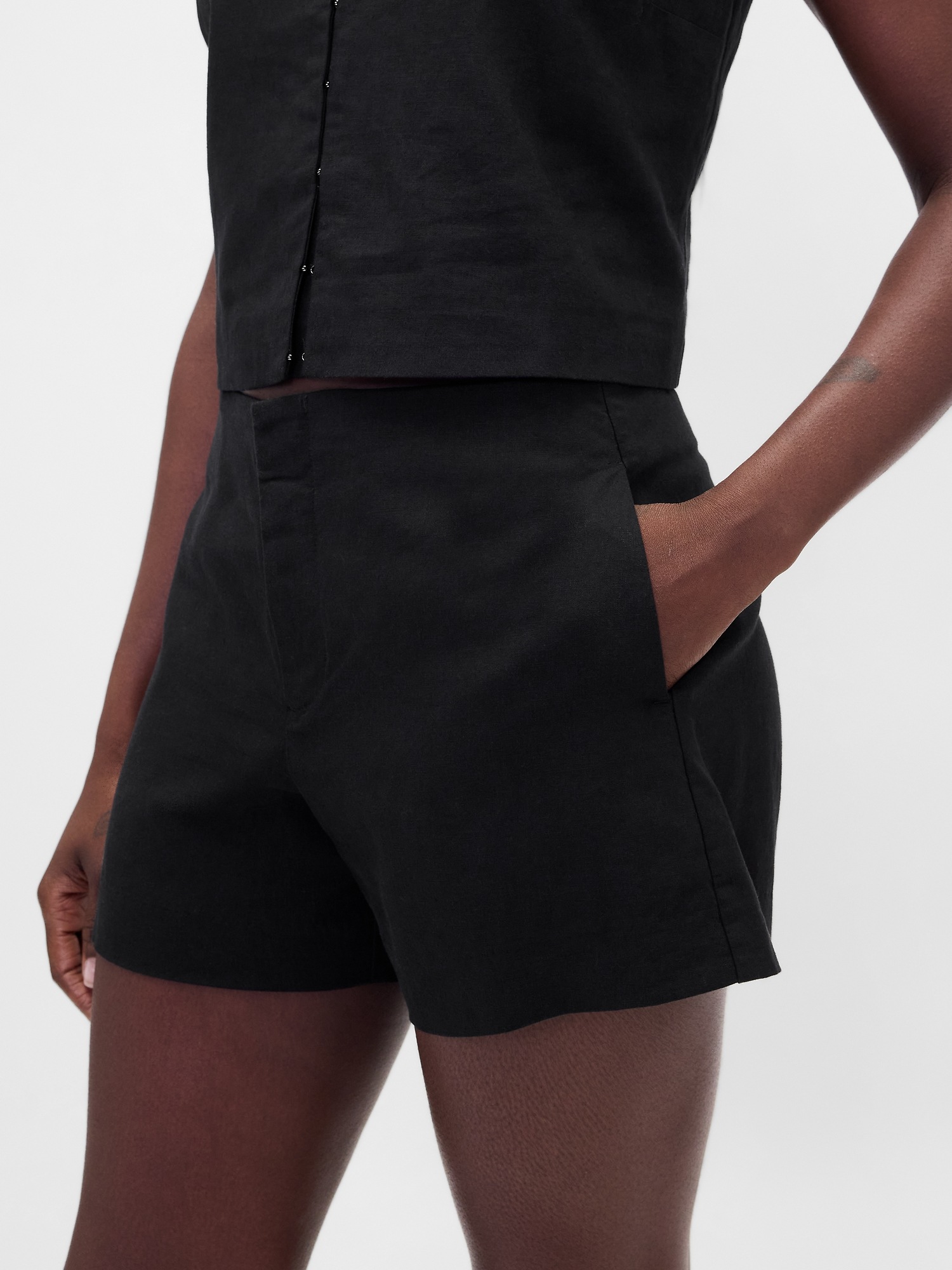 Женские шорты Gap 4" Mid Rise Linen-Blend, цвет: Чёрный — фото 5