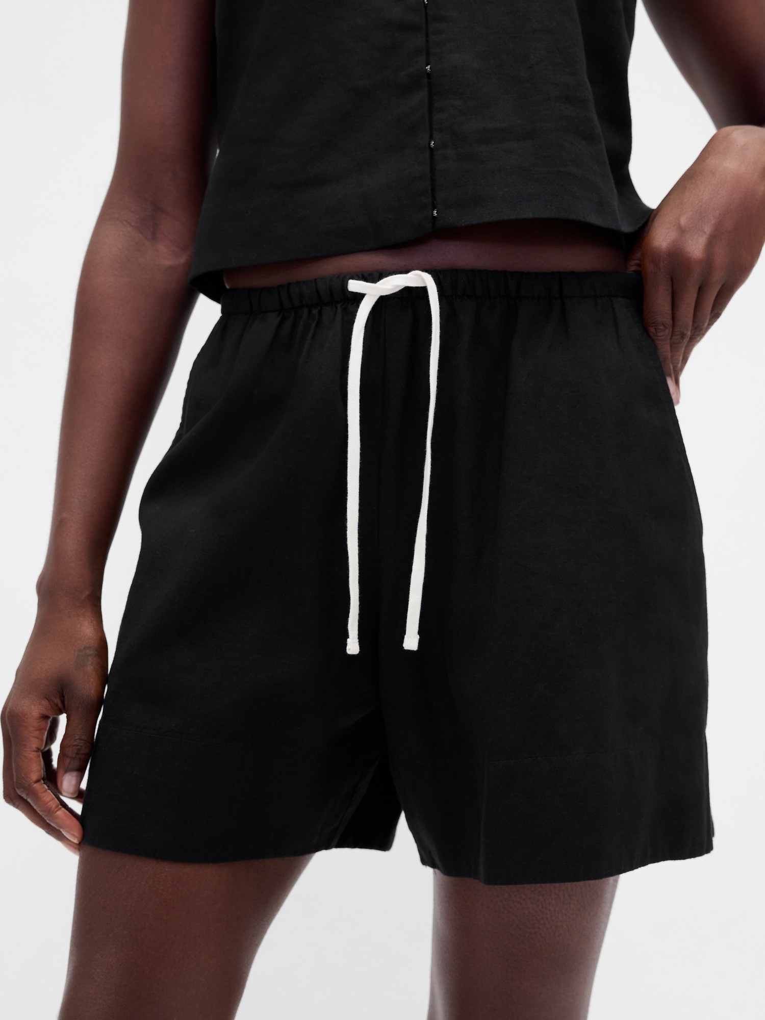 Женские шорты Gap 6" Linen-Blend Easy, цвет: Чёрный — фото 4