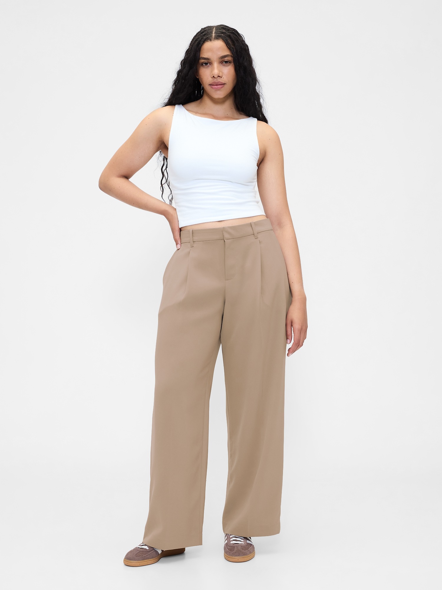 Женские брюки Gap 365 Low Rise Brushed Twill Pleated Trousers, цвет: Бежевый — фото 5