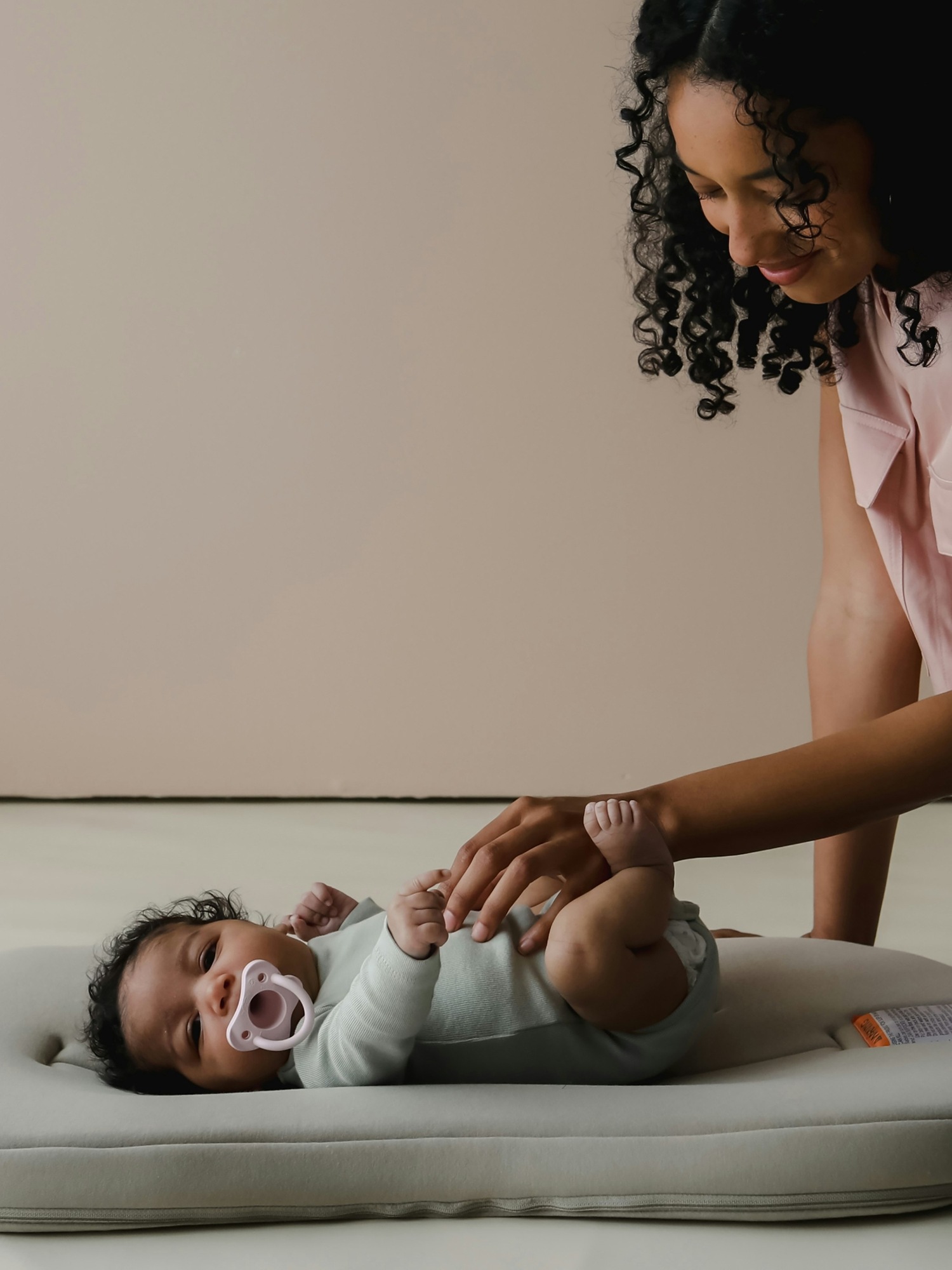 Snuggle Me Infant Lounger Curve