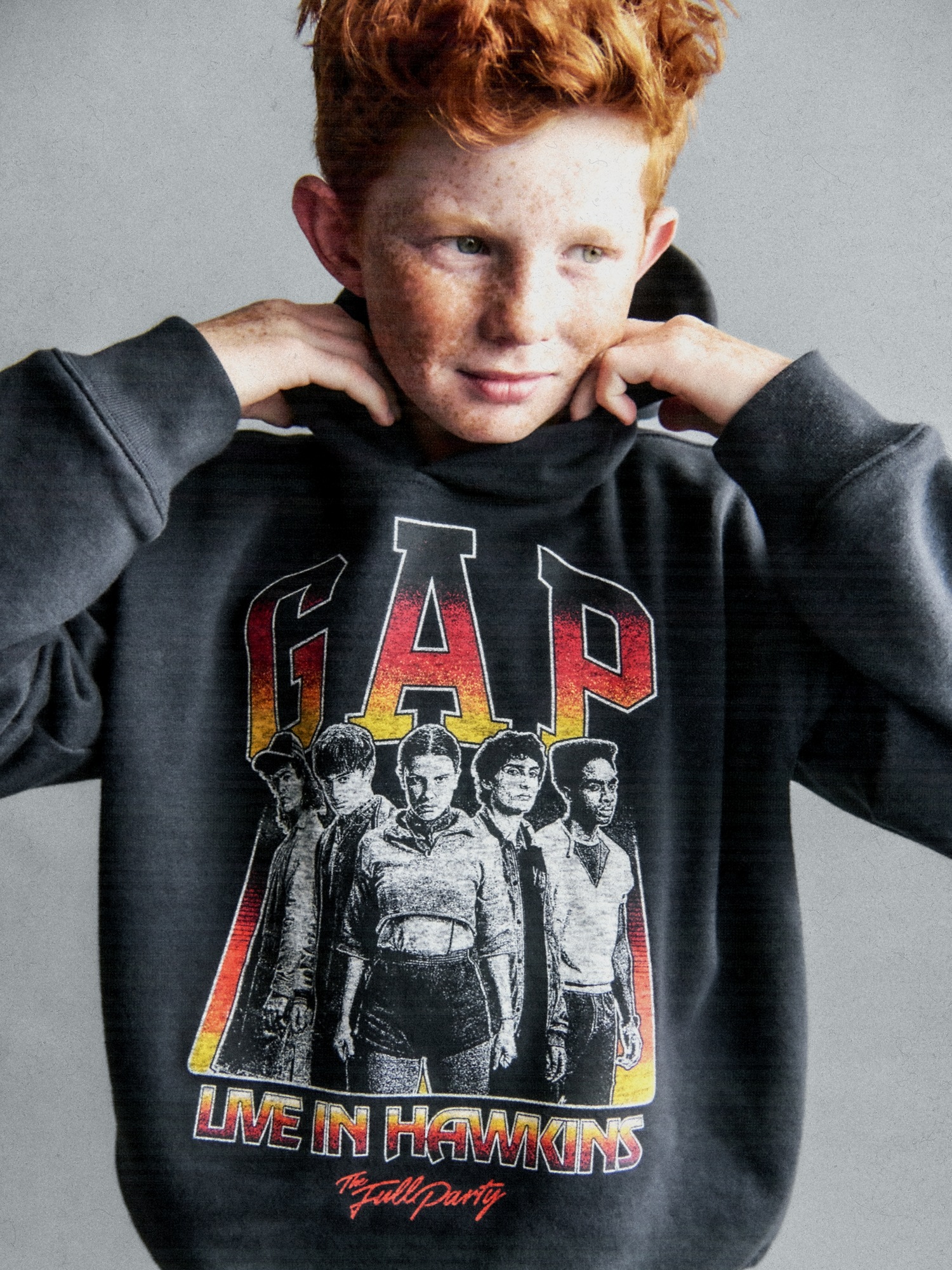 Детское худи Gap Stranger Things Kids VintageSoft Graphic, цвет: Moonless Night — фото 6