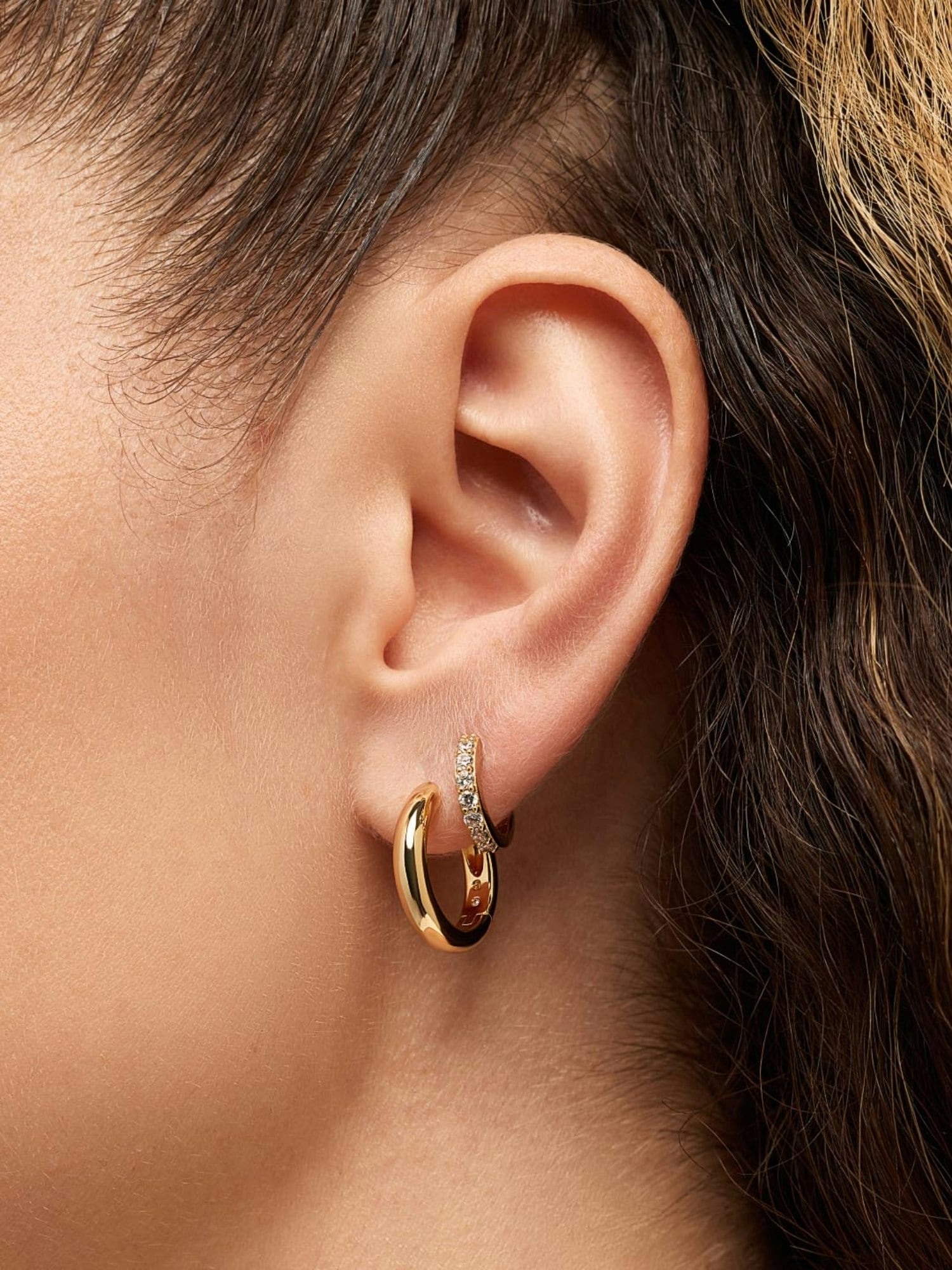 Ana Luisa Giulia Medium Hoop Earrings