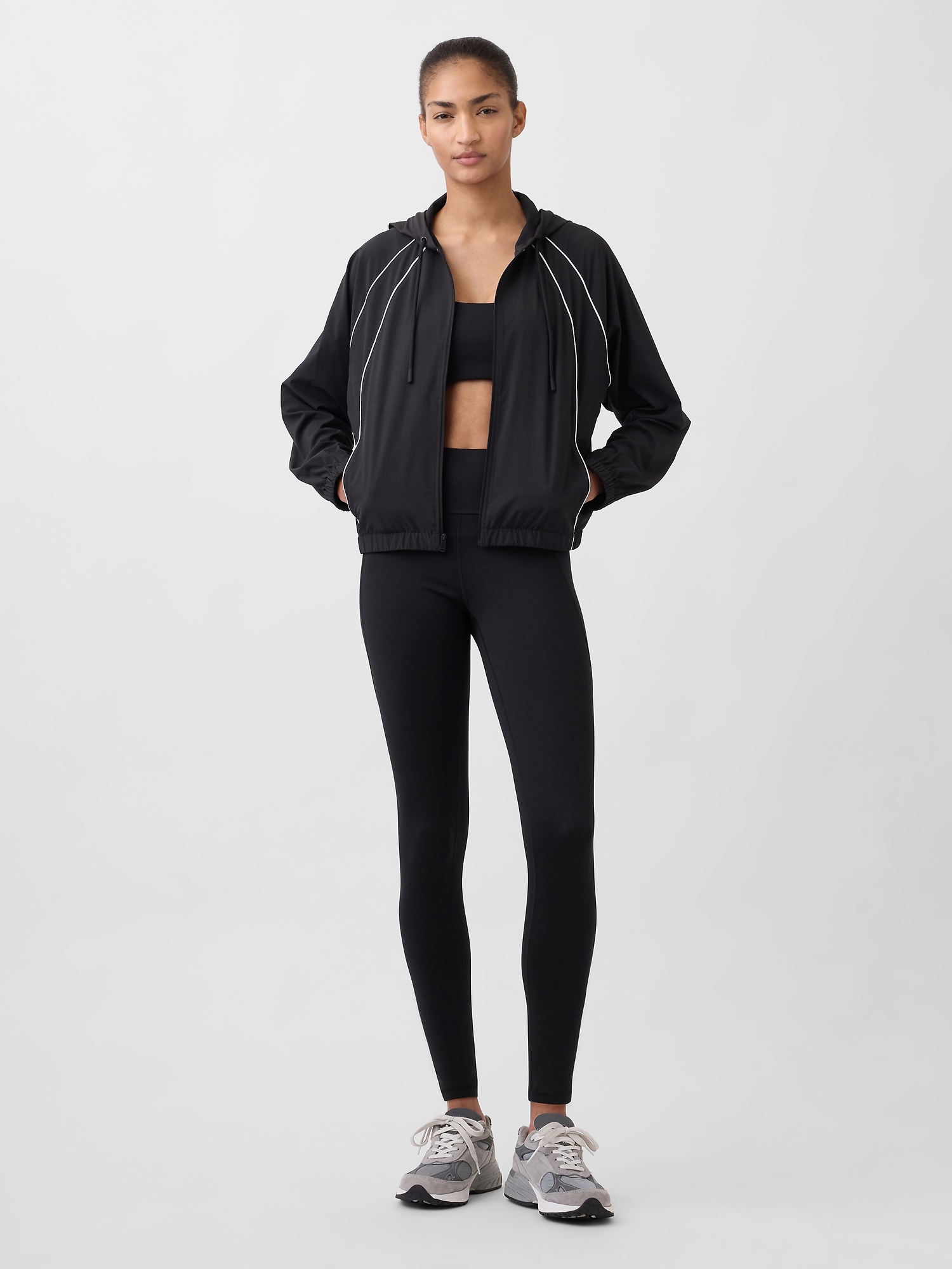 Женская куртка Gap GapFit Tech Windbreaker, цвет: Чёрный — фото 2