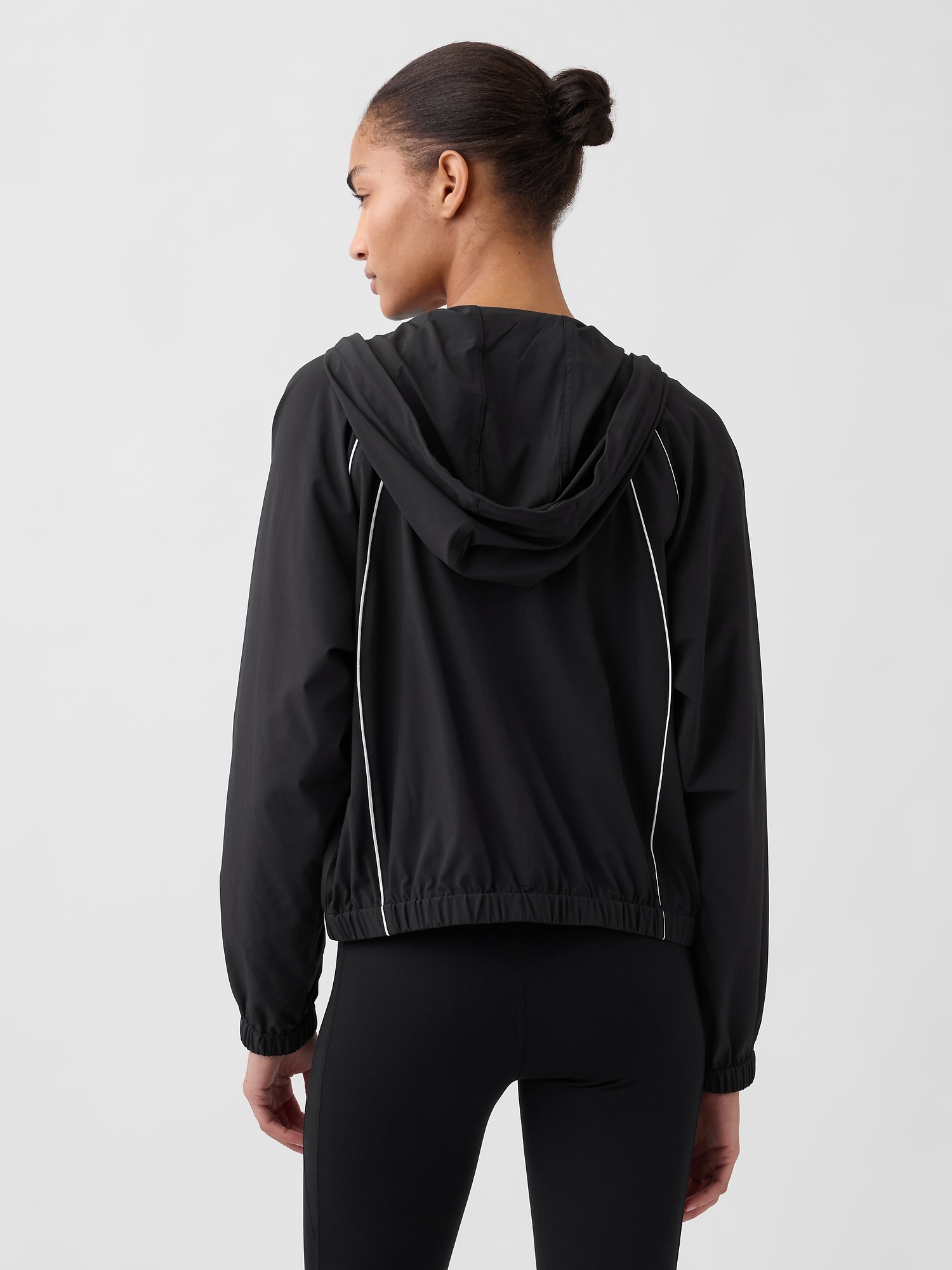 Женская куртка Gap GapFit Tech Windbreaker, цвет: Чёрный — фото 3