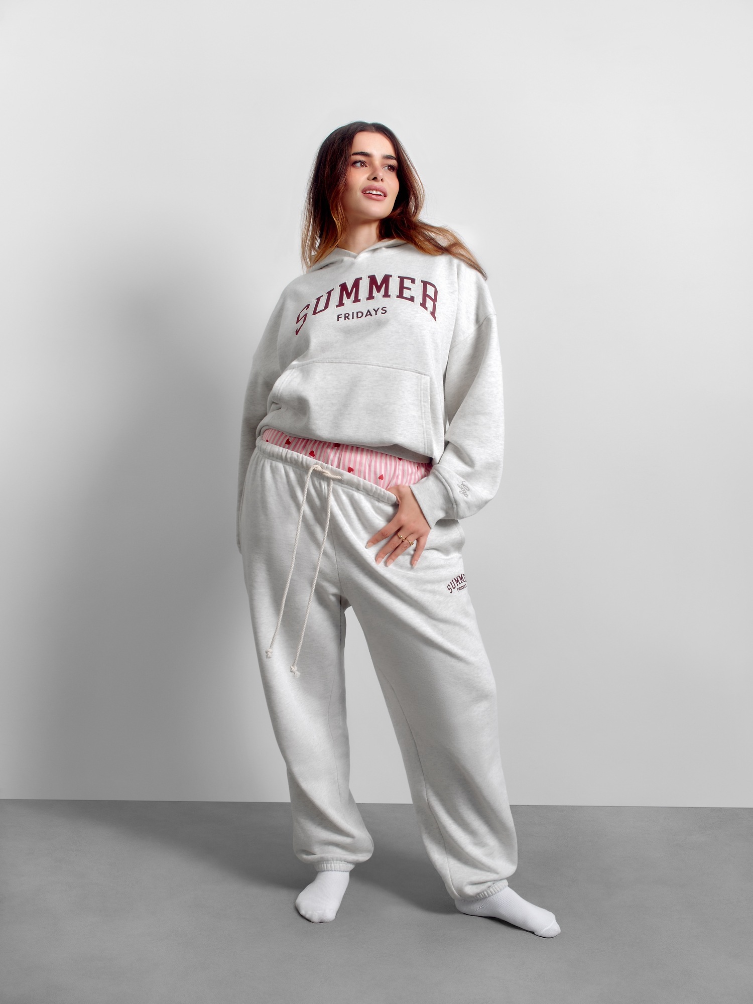 Женские брюки Gap × Summer Fridays Heavyweight Relaxed Logo, цвет: Бледный меланжевый серый — фото 7