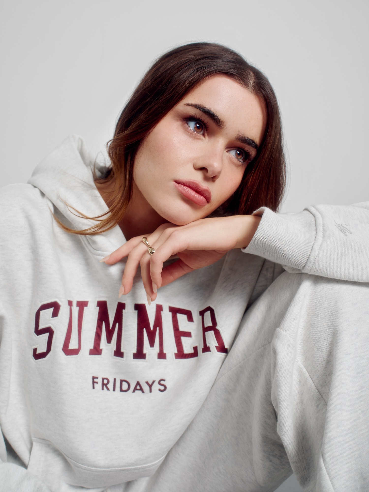 Женское худи Gap × Summer Fridays Heavyweight Oversized Logo, цвет: Бледный меланжевый серый — фото 7