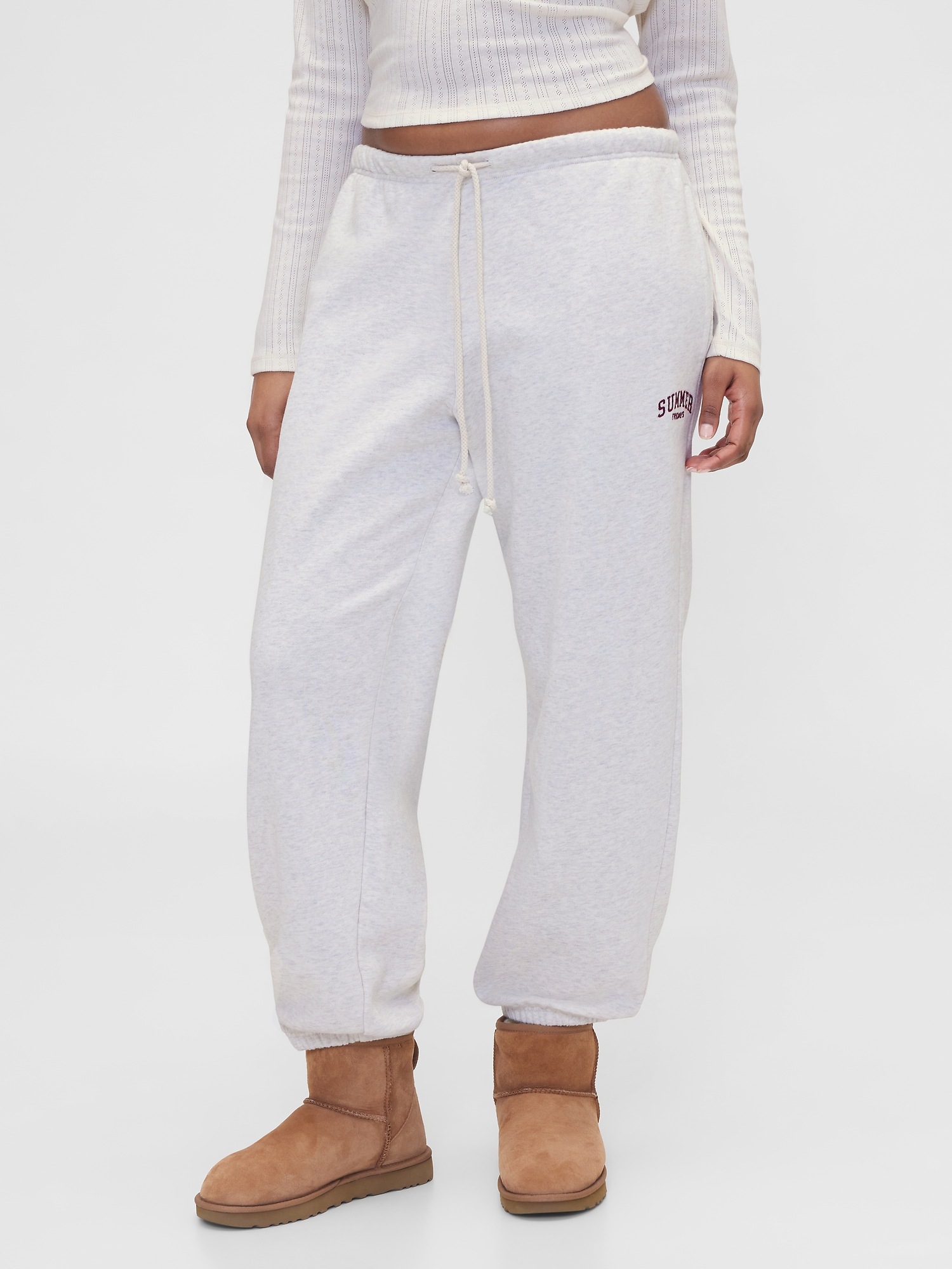 Женские брюки Gap × Summer Fridays Heavyweight Relaxed Logo, цвет: Бледный меланжевый серый — фото 2