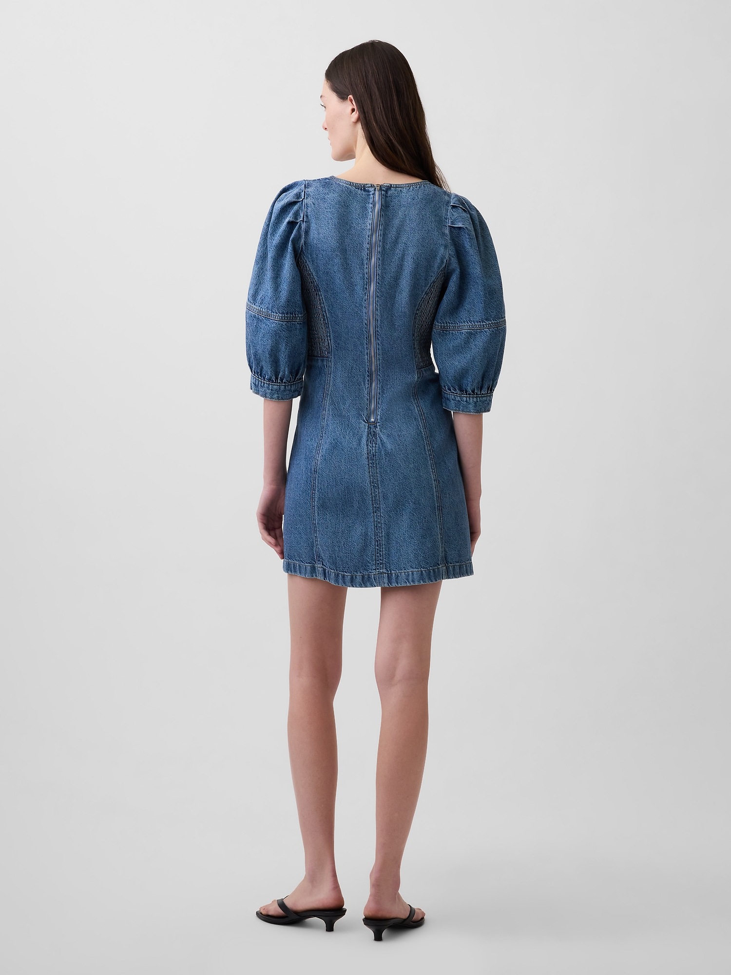 Женское платье Gap UltraSoft Denim Puff-Sleeve Mini, цвет: Средняя варка — фото 2