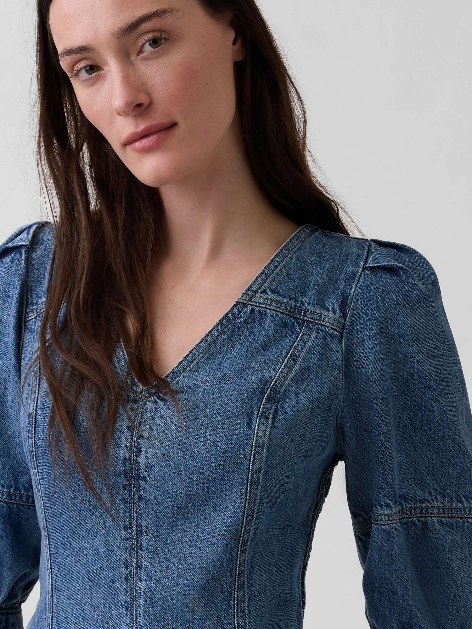 Женское платье Gap UltraSoft Denim Puff-Sleeve Mini, цвет: Средняя варка — фото 3