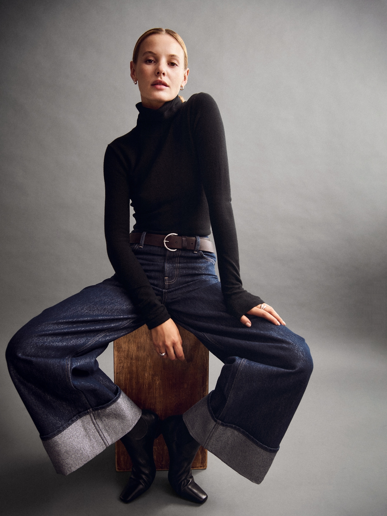 Mid Rise Metallic Cuffed Baggy Jeans