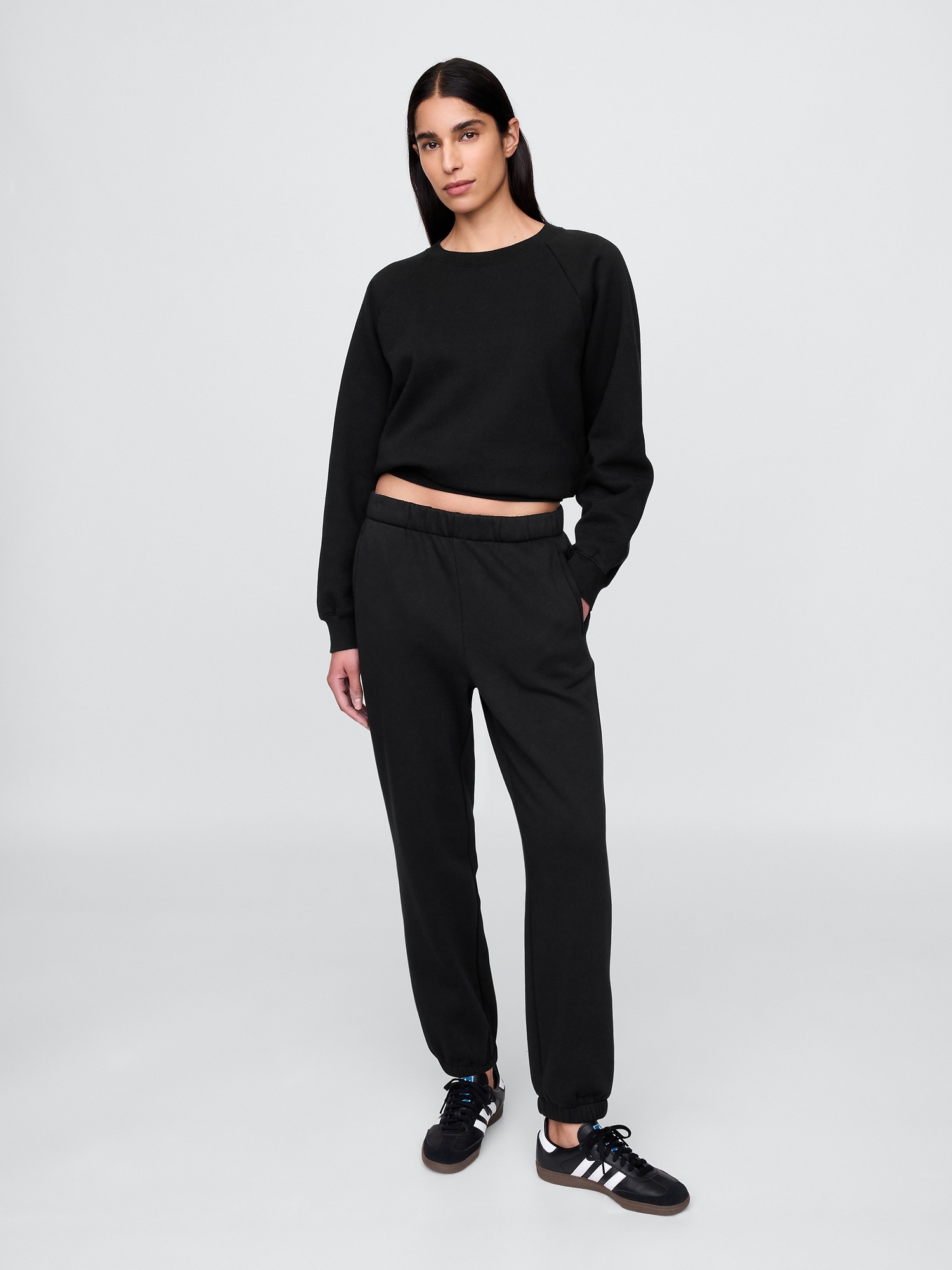 Женский свитшот Gap VintageSoft Raglan, цвет: Чёрный — фото 2