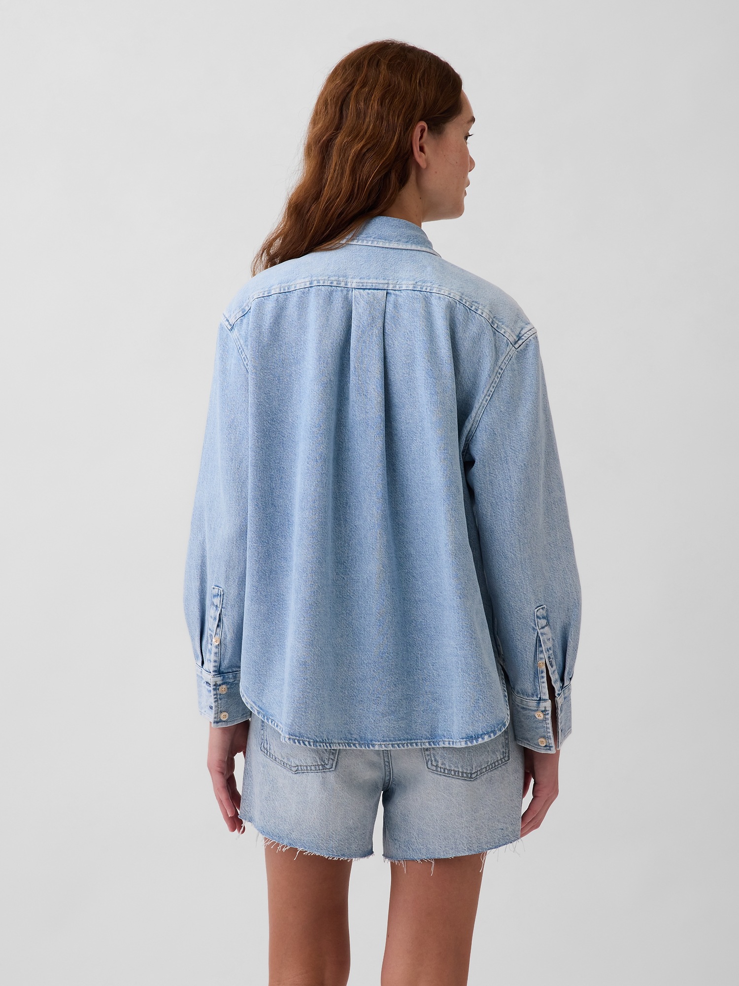 Женская рубашка Gap UltraSoft Denim Oversized Shirt, цвет: Светлая варка — фото 3