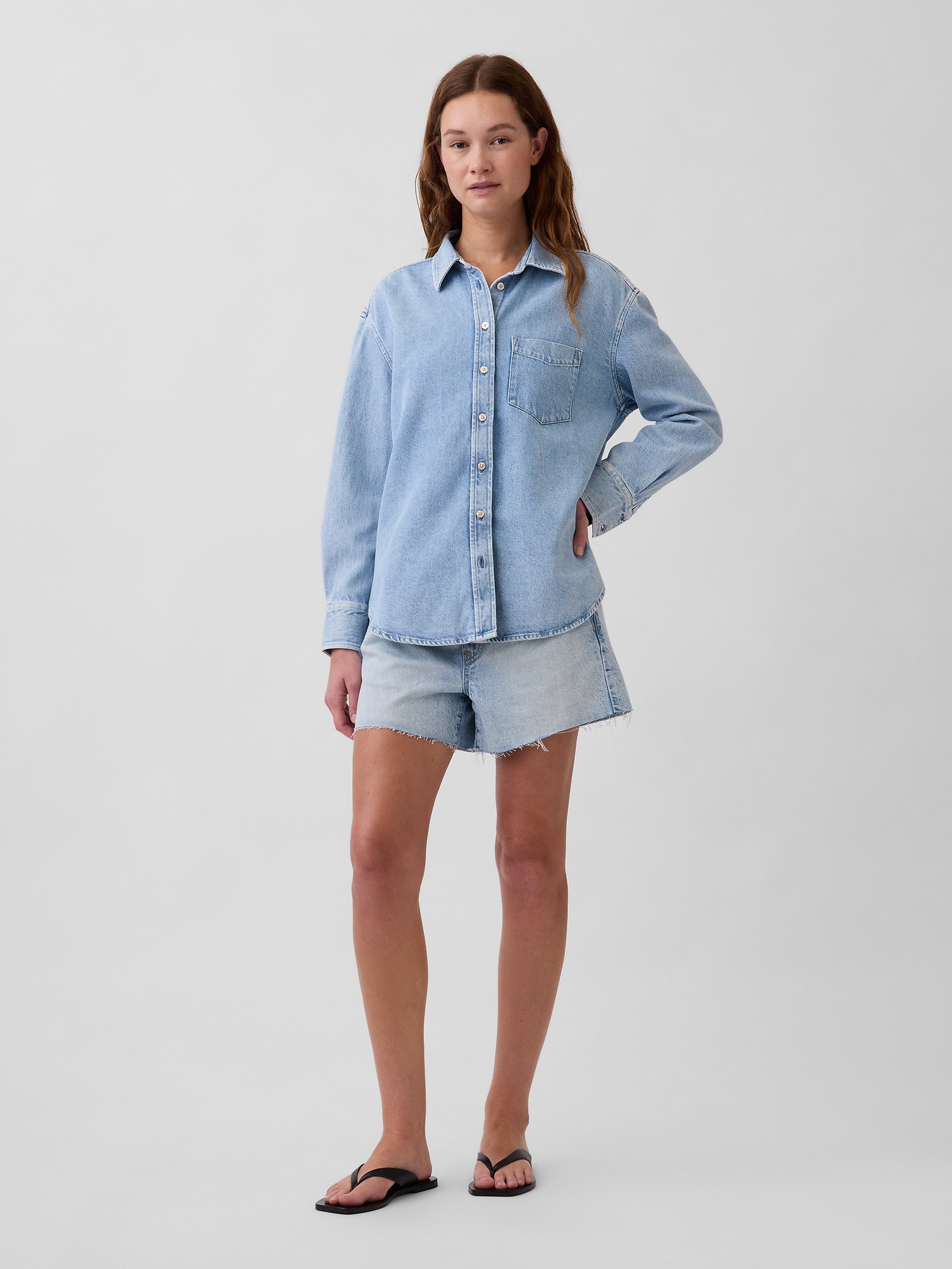 Женская рубашка Gap UltraSoft Denim Oversized Shirt, цвет: Светлая варка — фото 2