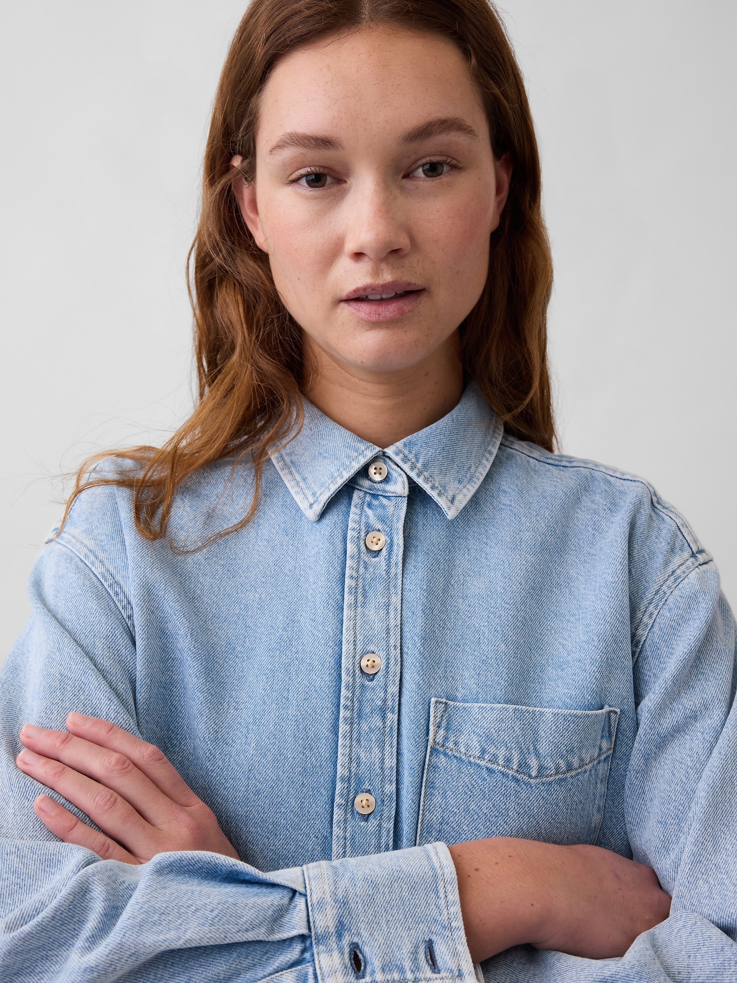 Женская рубашка Gap UltraSoft Denim Oversized Shirt, цвет: Светлая варка — фото 4