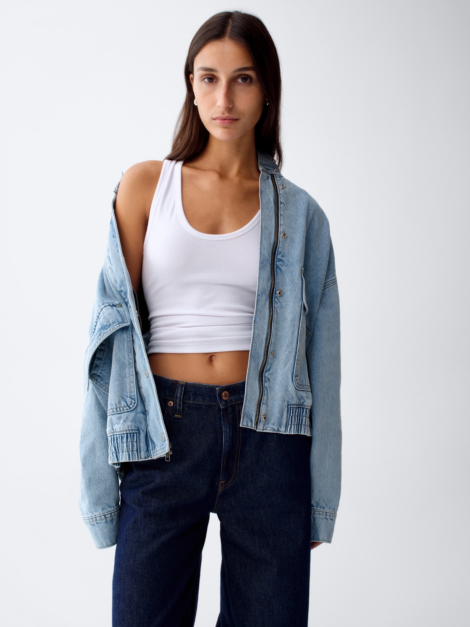 Женская куртка Gap Oversized Denim Bomber, цвет: Средняя варка — фото 7