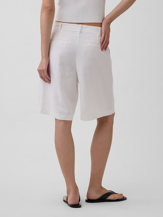 Image number 4 showing, 9" Low Rise Linen-Blend Trouser Shorts