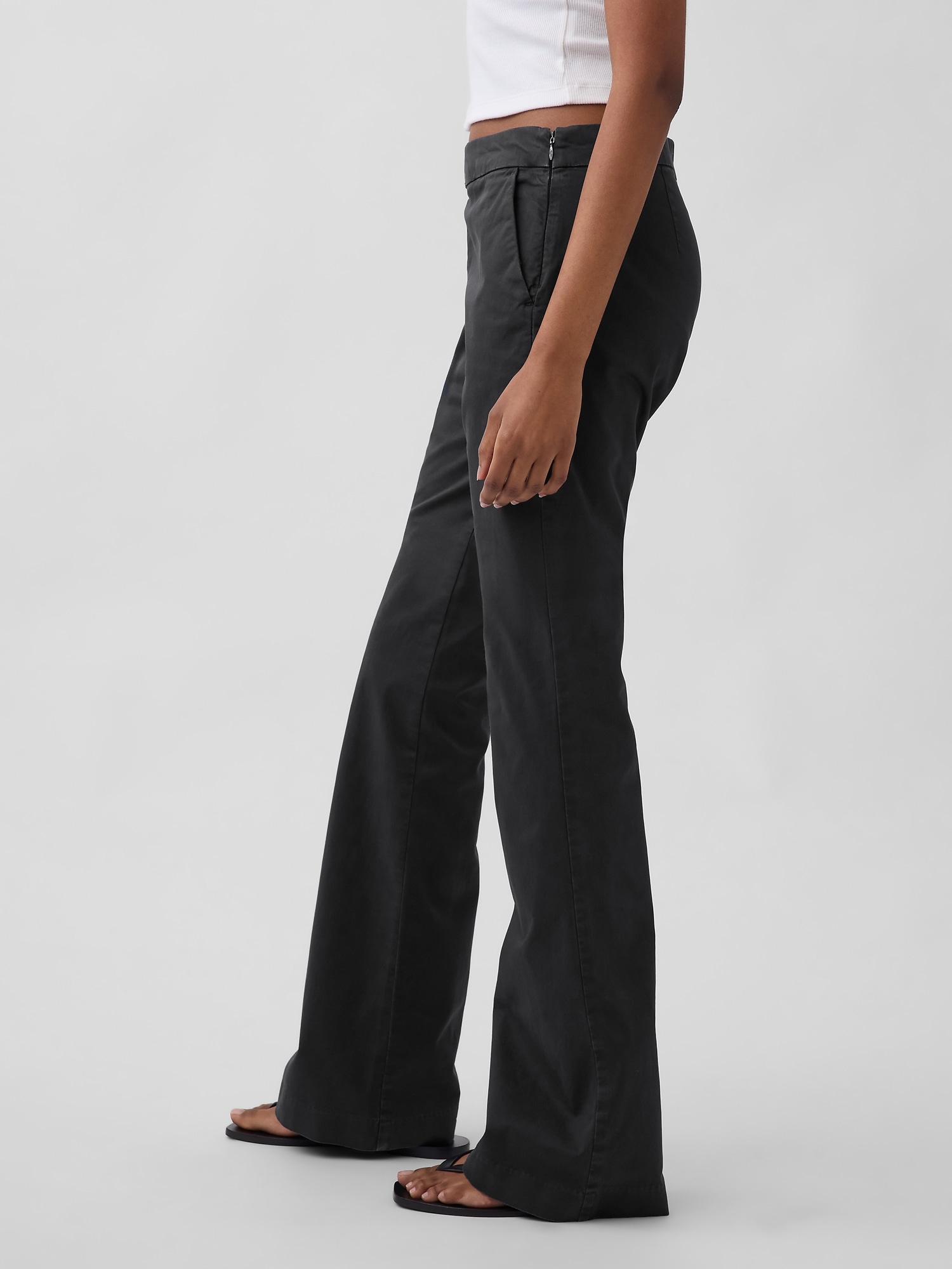 Женские брюки Gap Low Rise Fitted Flare Khakis, цвет: Чёрный — фото 3