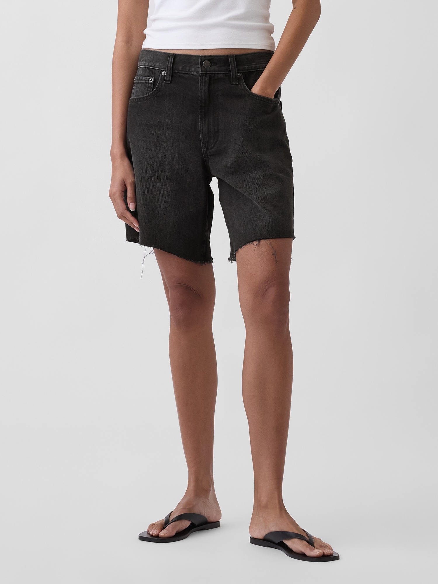 Женские шорты Gap 8" Mid Rise UltraSoft Loose Bermuda, цвет: Чёрный — фото 2