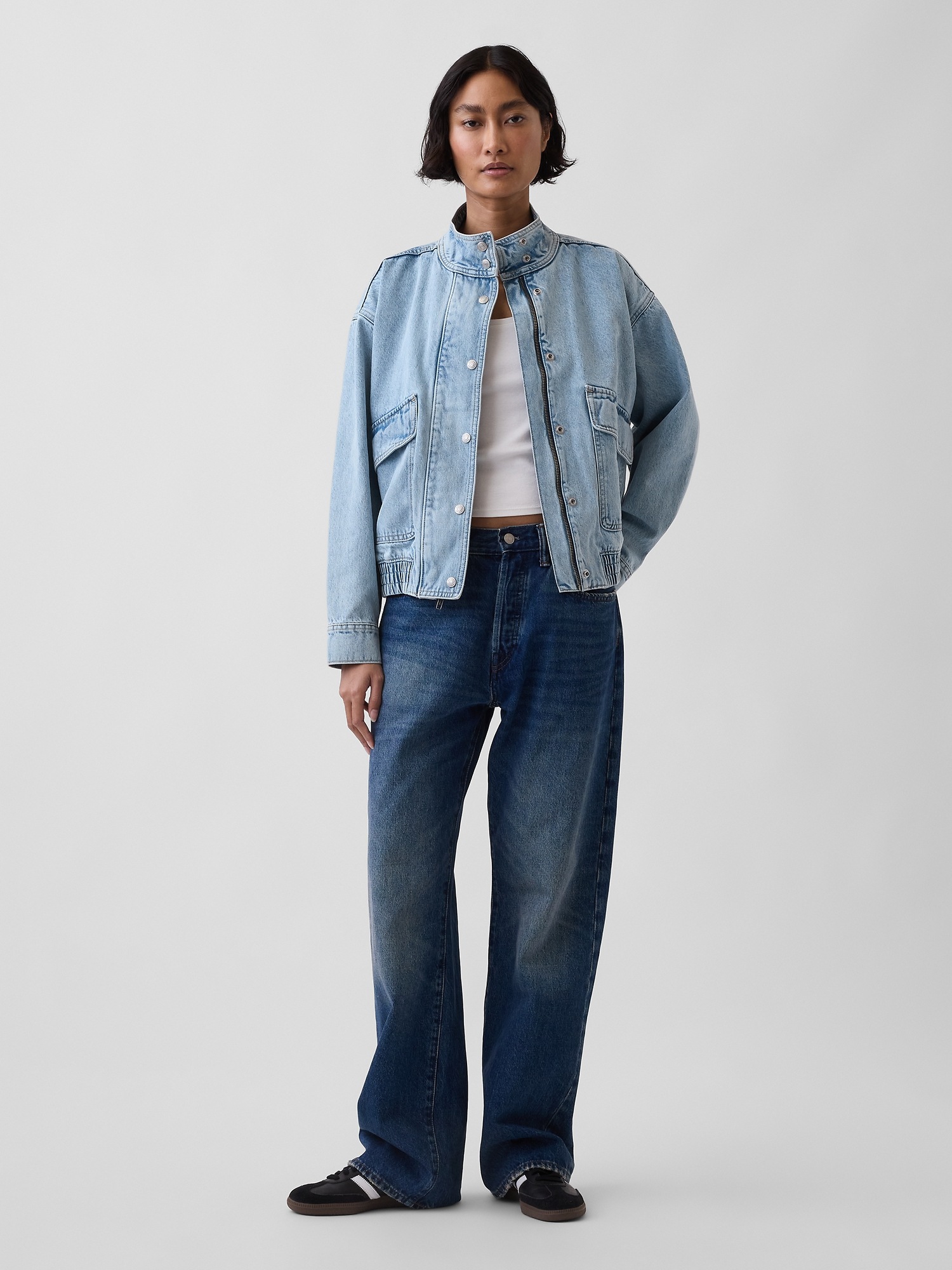Женская куртка Gap Oversized Denim Bomber, цвет: Средняя варка — фото 2