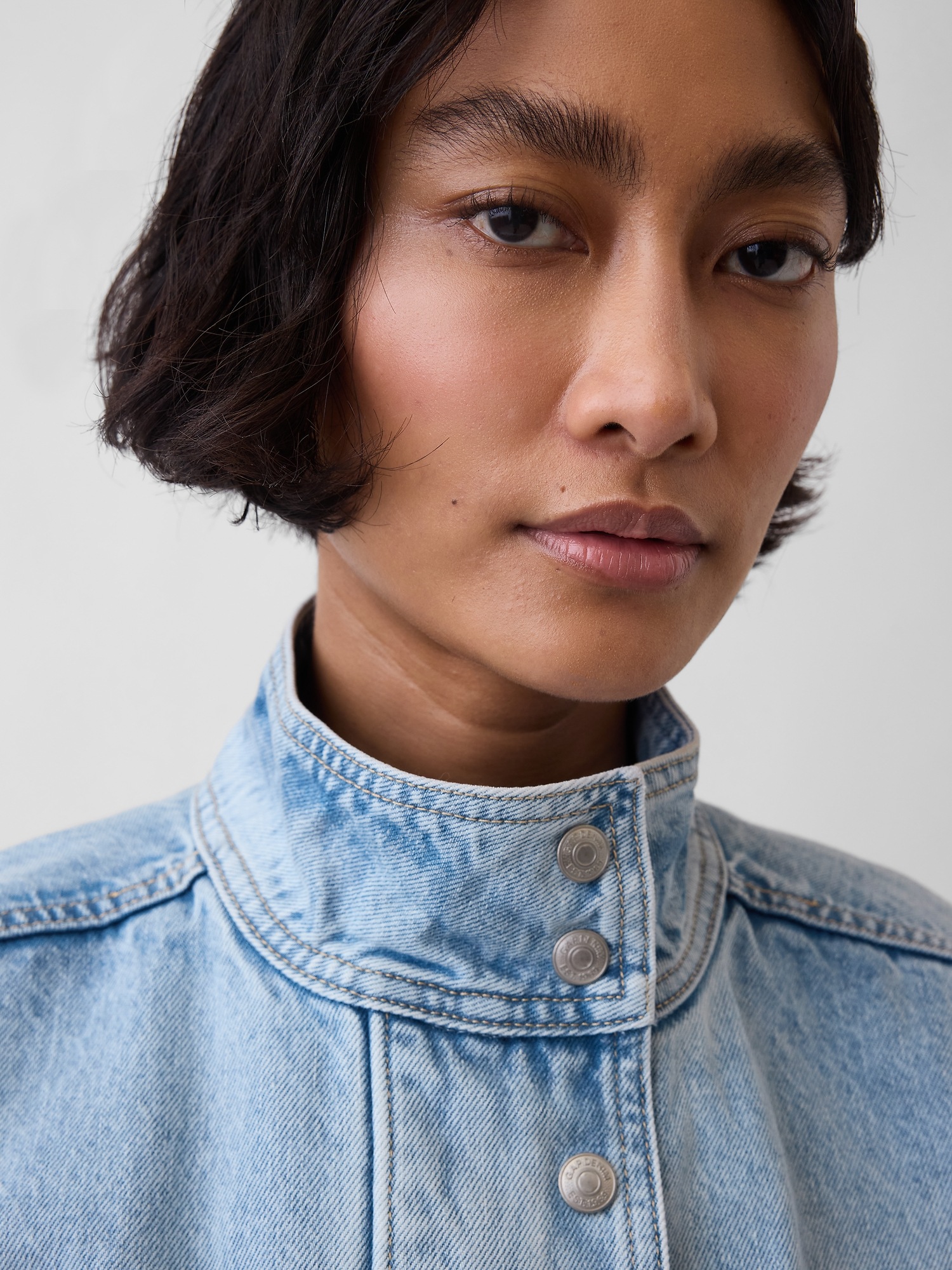 Женская куртка Gap Oversized Denim Bomber, цвет: Средняя варка — фото 4
