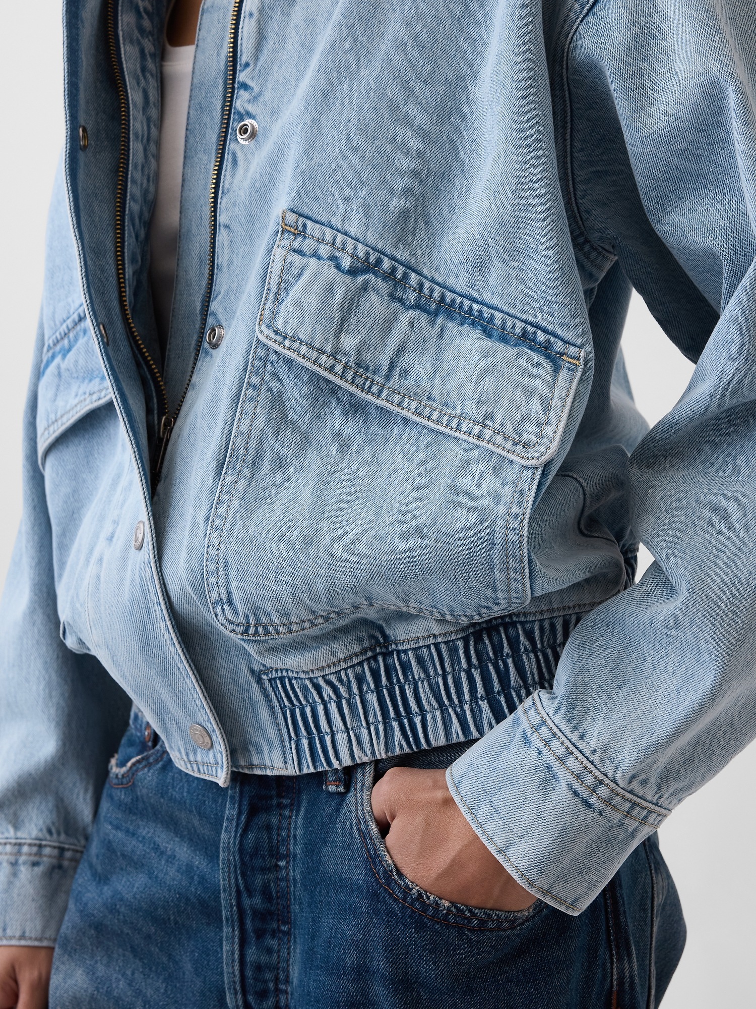 Женская куртка Gap Oversized Denim Bomber, цвет: Средняя варка — фото 5