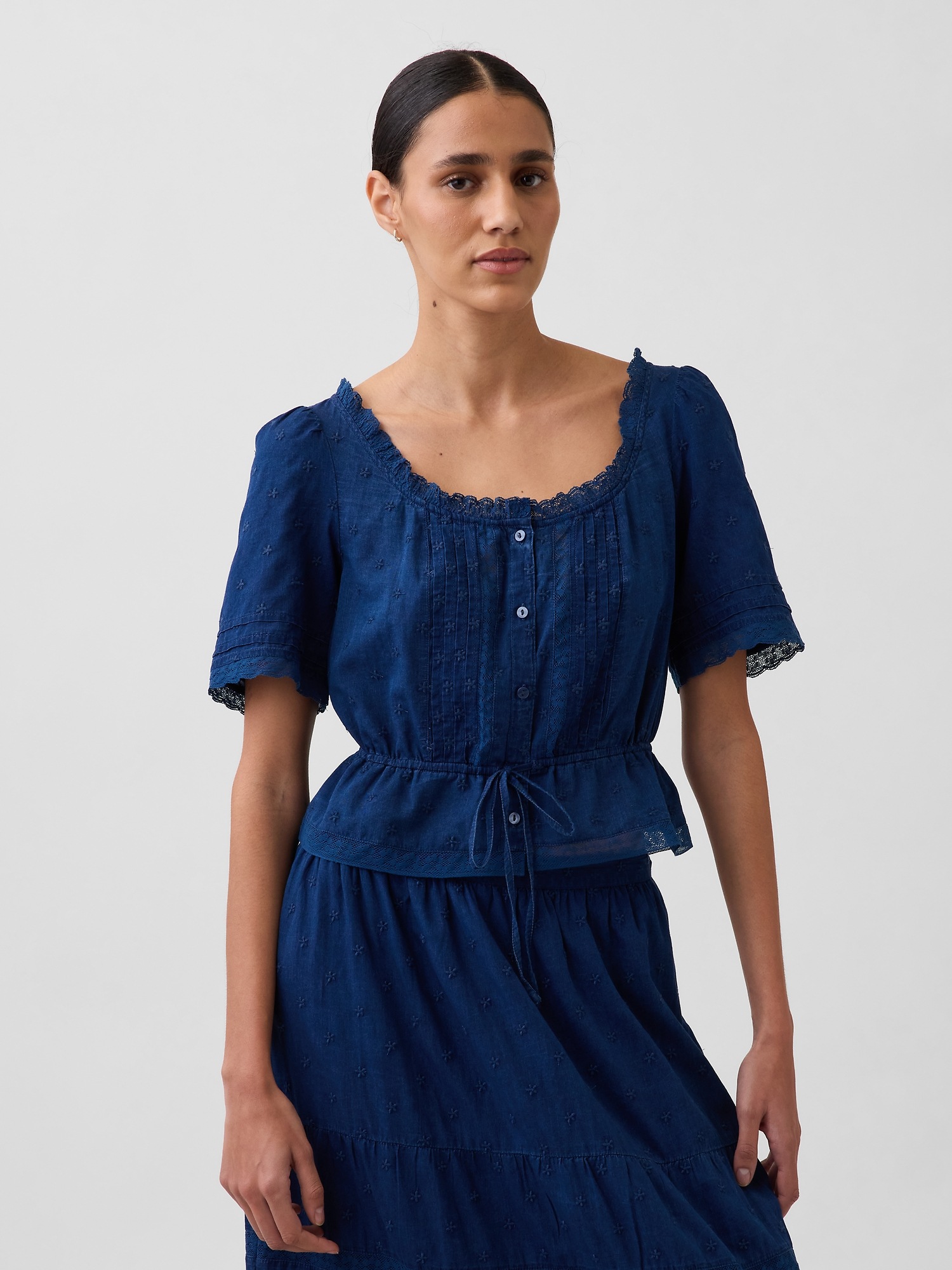 Женский топ Gap Lace-Trim Peplum Top, цвет: Средний индиго