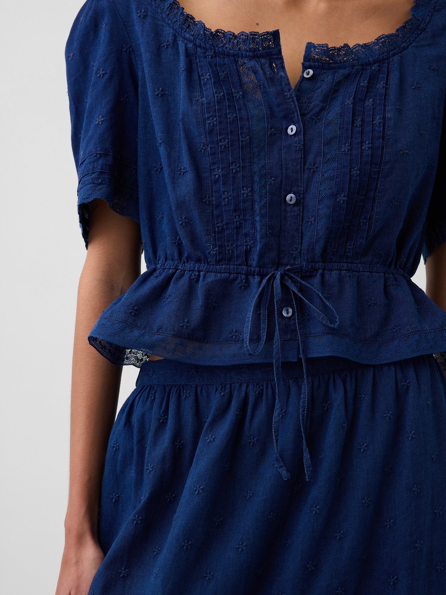 Женский топ Gap Lace-Trim Peplum Top, цвет: Средний индиго — фото 3