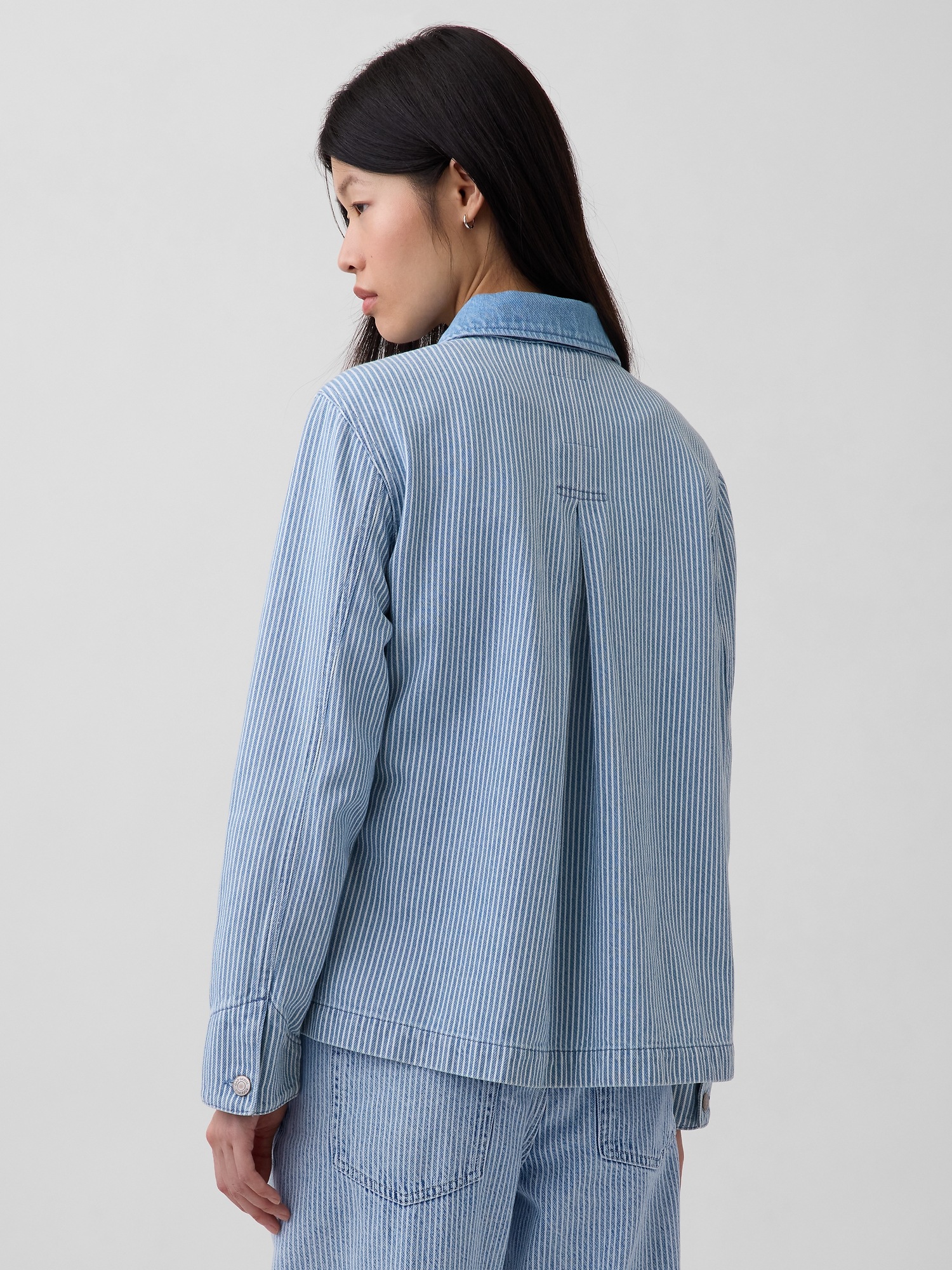 Женская куртка Gap Denim Stripe Chore, цвет: Синий полосатый — фото 3