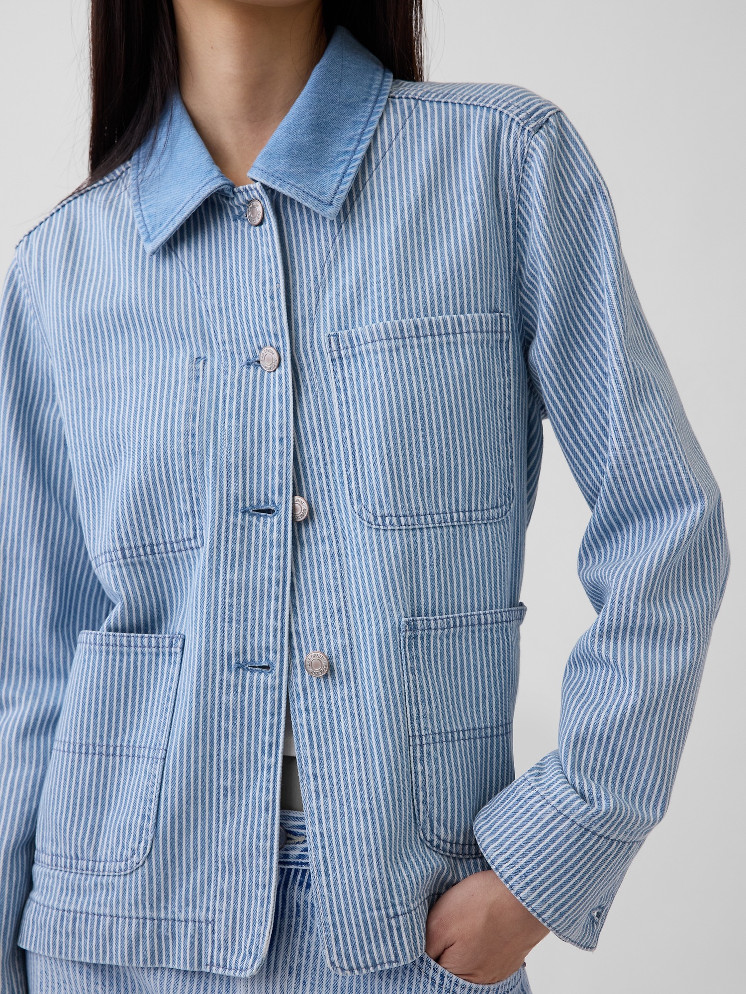 Женская куртка Gap Denim Stripe Chore, цвет: Синий полосатый — фото 4